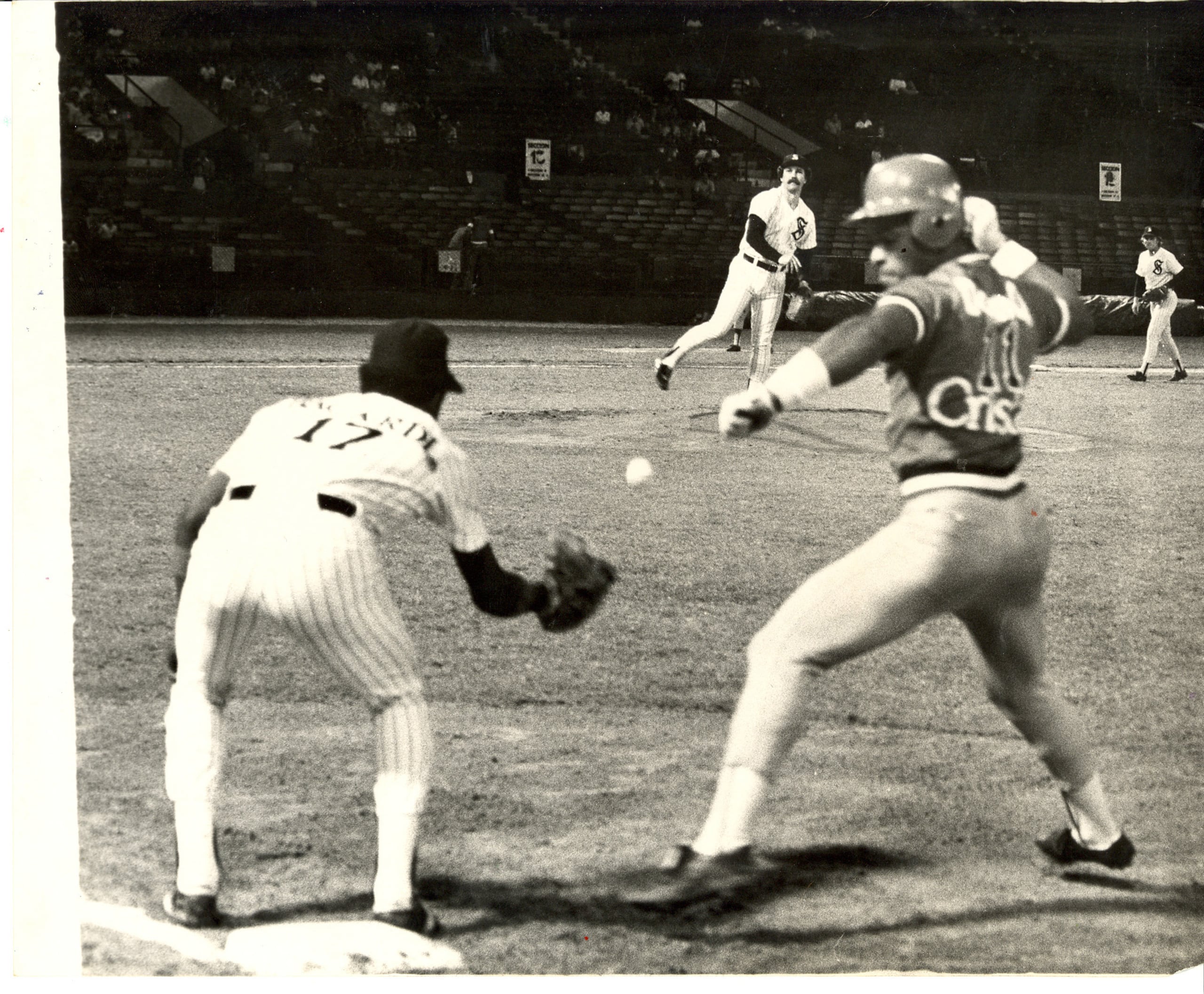 Rickey Henderson se retorna a la primera base cuando fue intentado ser atrapado por un lanzador de los Cangrejeros de Santurce.