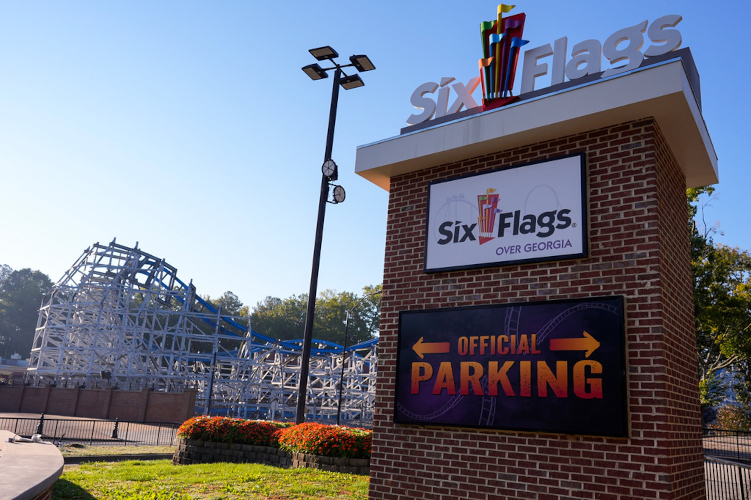 Six Flags Entertainment Corporation cerró temporalmente nueve montañas rusas en seis parques de diversiones, “por extrema precaución”, según un portavoz de la empresa, quien indicó que el personal y las autoridades locales respondieron de inmediato y que el parque está cooperando con la investigación.