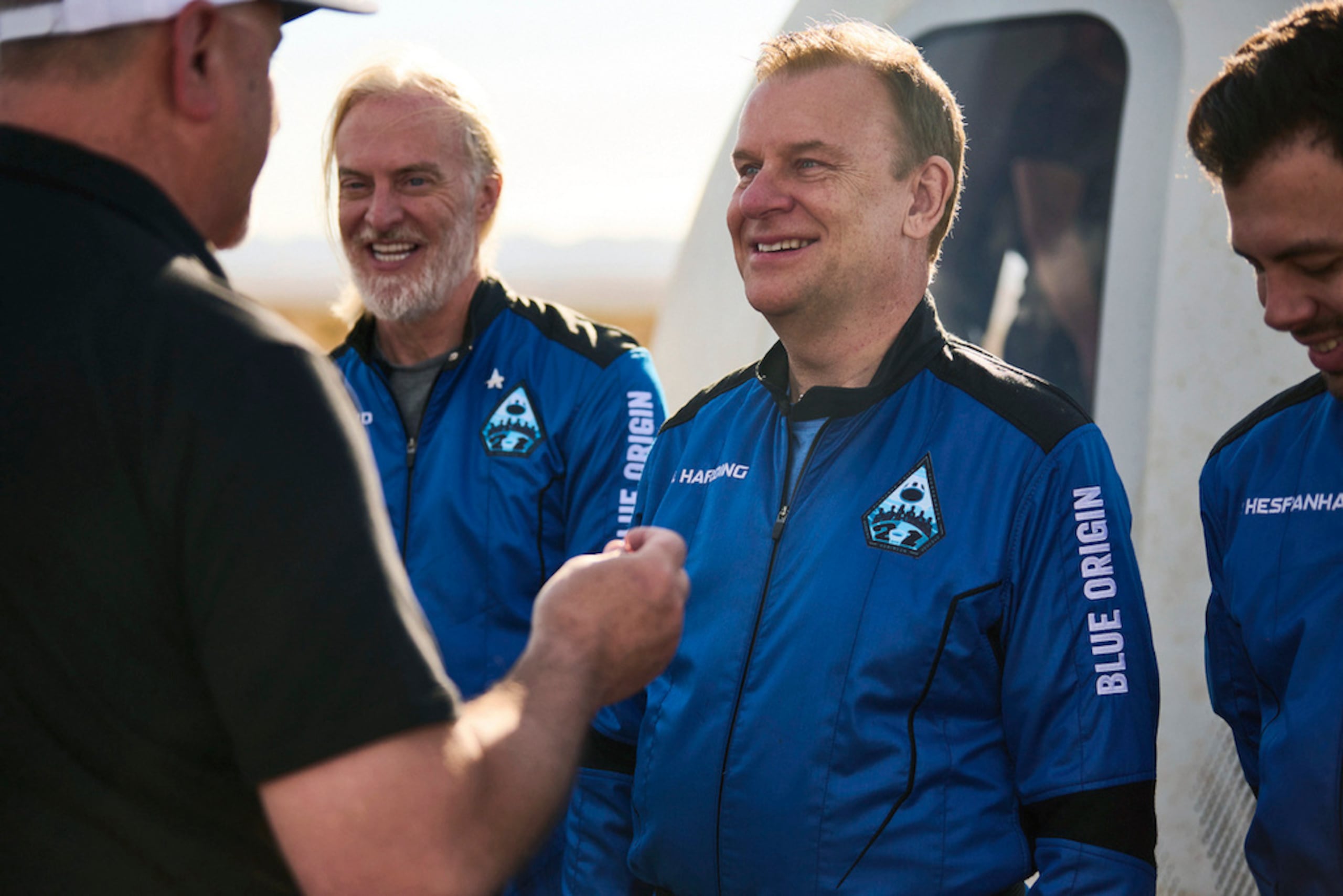 En esta foto proporcionada por Blue Origin, Hamish Harding recibe su prendedor de astronauta después de un exitoso vuelo al espacio el 4 de junio de 2022 en Van Horn, Texas.