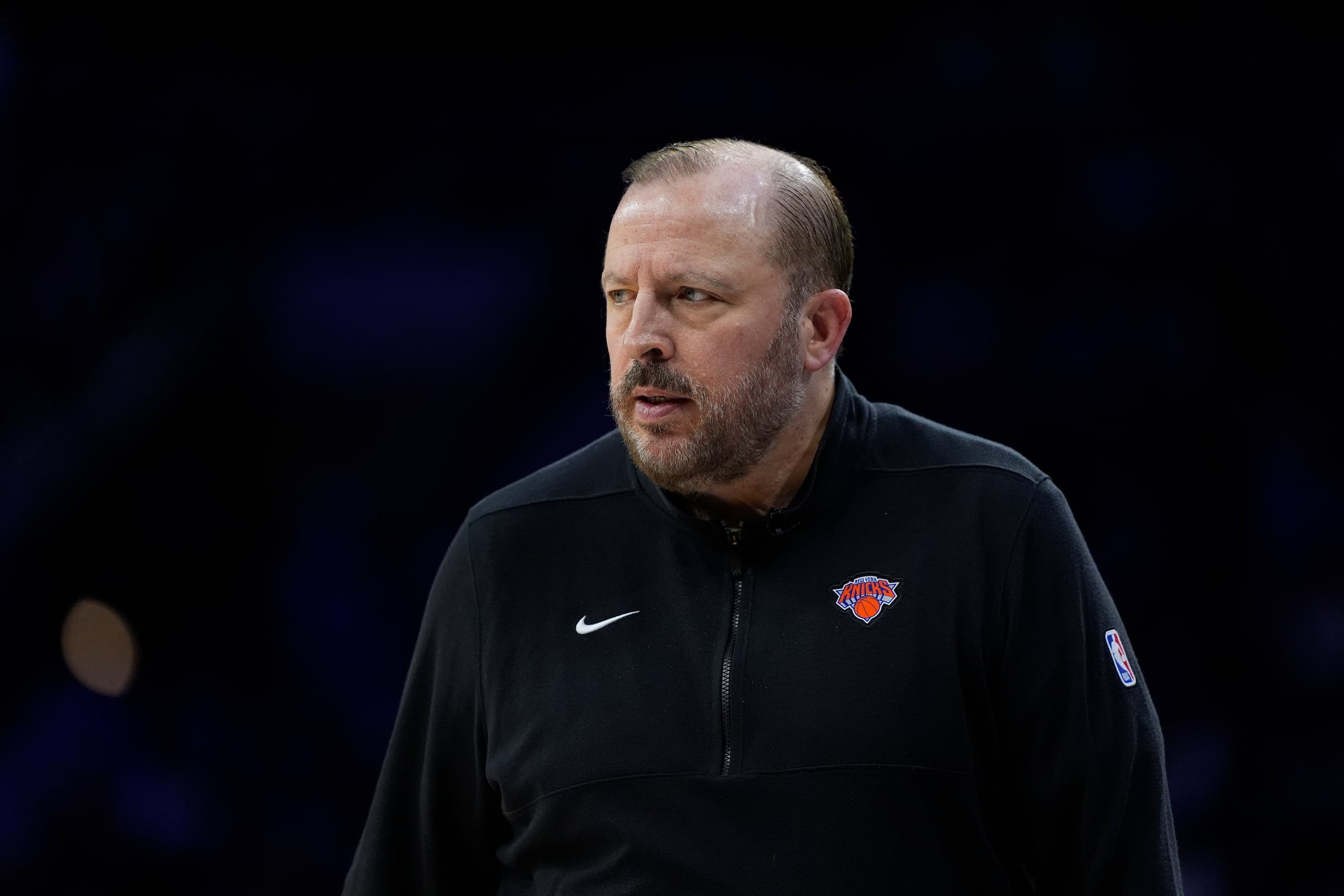 En foto del 28 de abril del 2024, Tom Thibodeau, entrenador de los Knicks de Nueva York, dirige al equipo en el juego 4 de la primera ronda de la postemporada ante los 76ers de Filadelfia. El miércoles 24 de julio del 2024, Knicks extienden 3 años contrato de Thibodeau. (AP Foto/Matt Slocum)