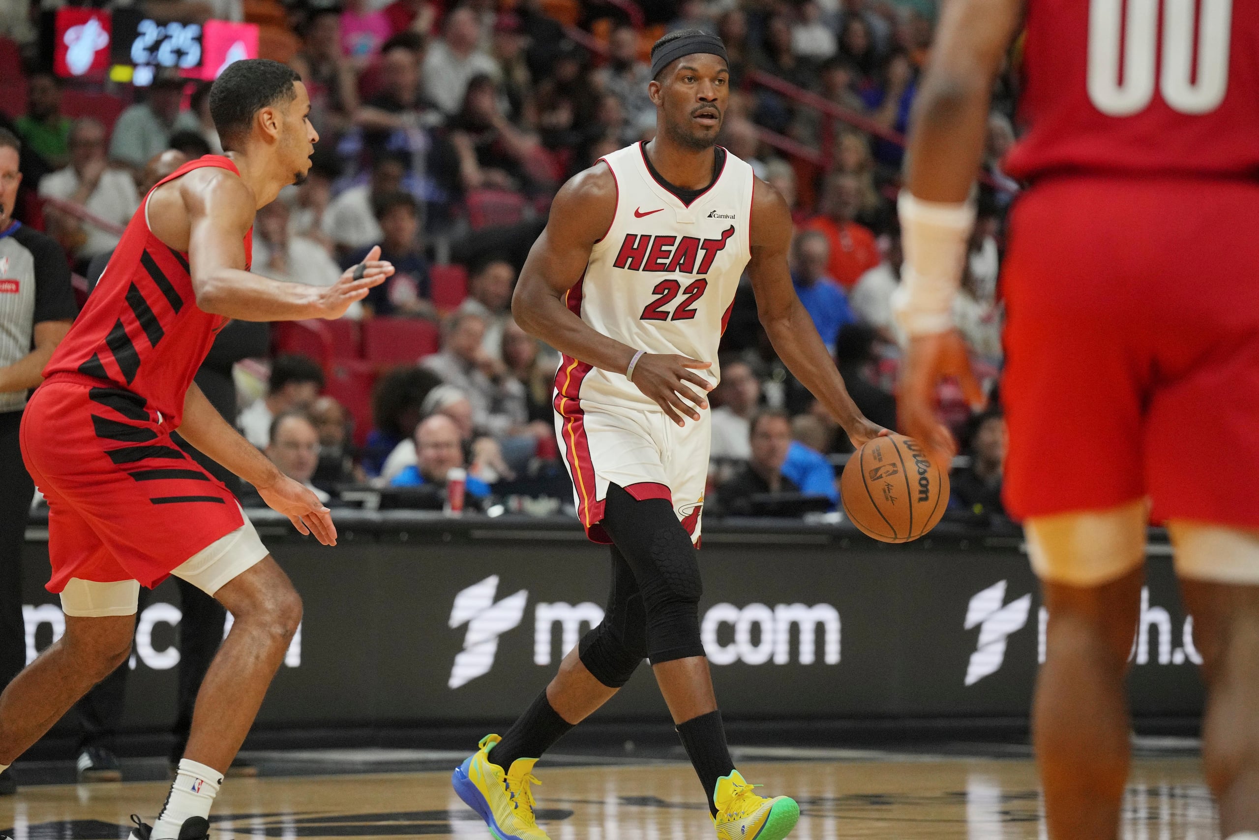 Jimmy Butler, del Heat de Miami, busca pasar el balón durante el encuentro contra los Trail Blazers de Portland.