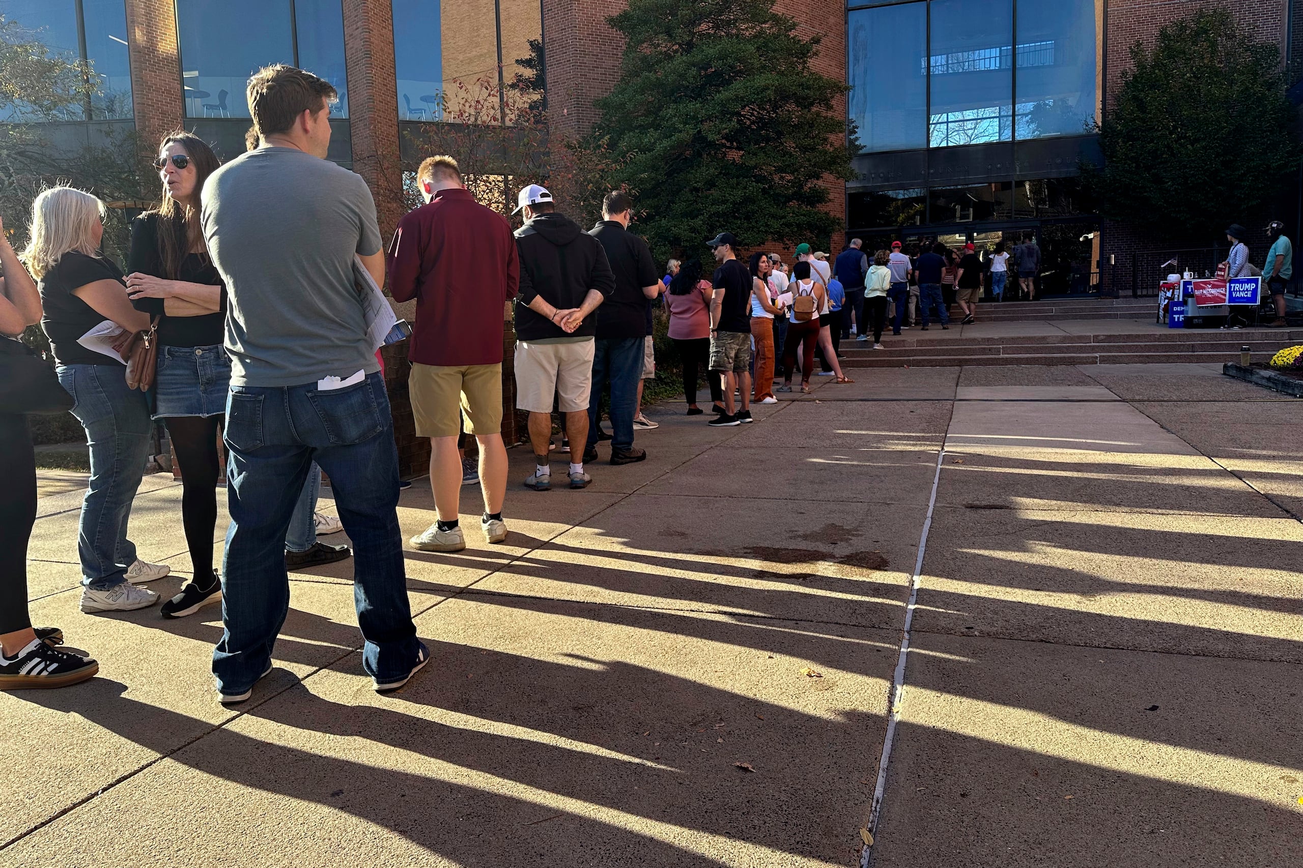 Votantes en fila fuera del edificio del gobierno del condado de Bucks durante la votación anticipada en las elecciones generales, viernes, 1 de noviembre de 2024, en Doylestown, Pensilvania. (AP Foto/Michael Rubinkam)