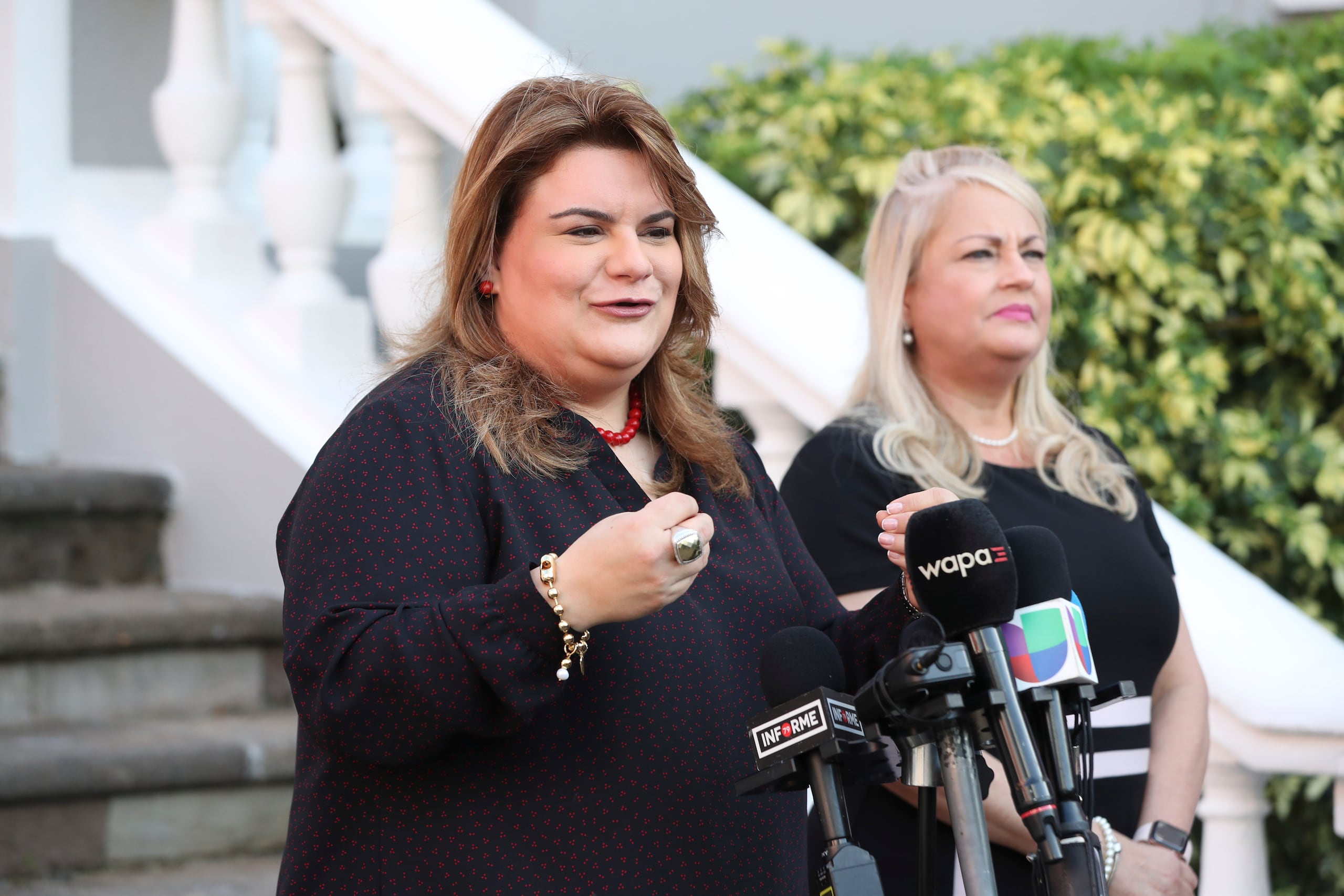 La gobernadora Jenniffer González Colón, junto a la exgobernadora Wanda Vázquez Garced. (Archivo / GFR Media)