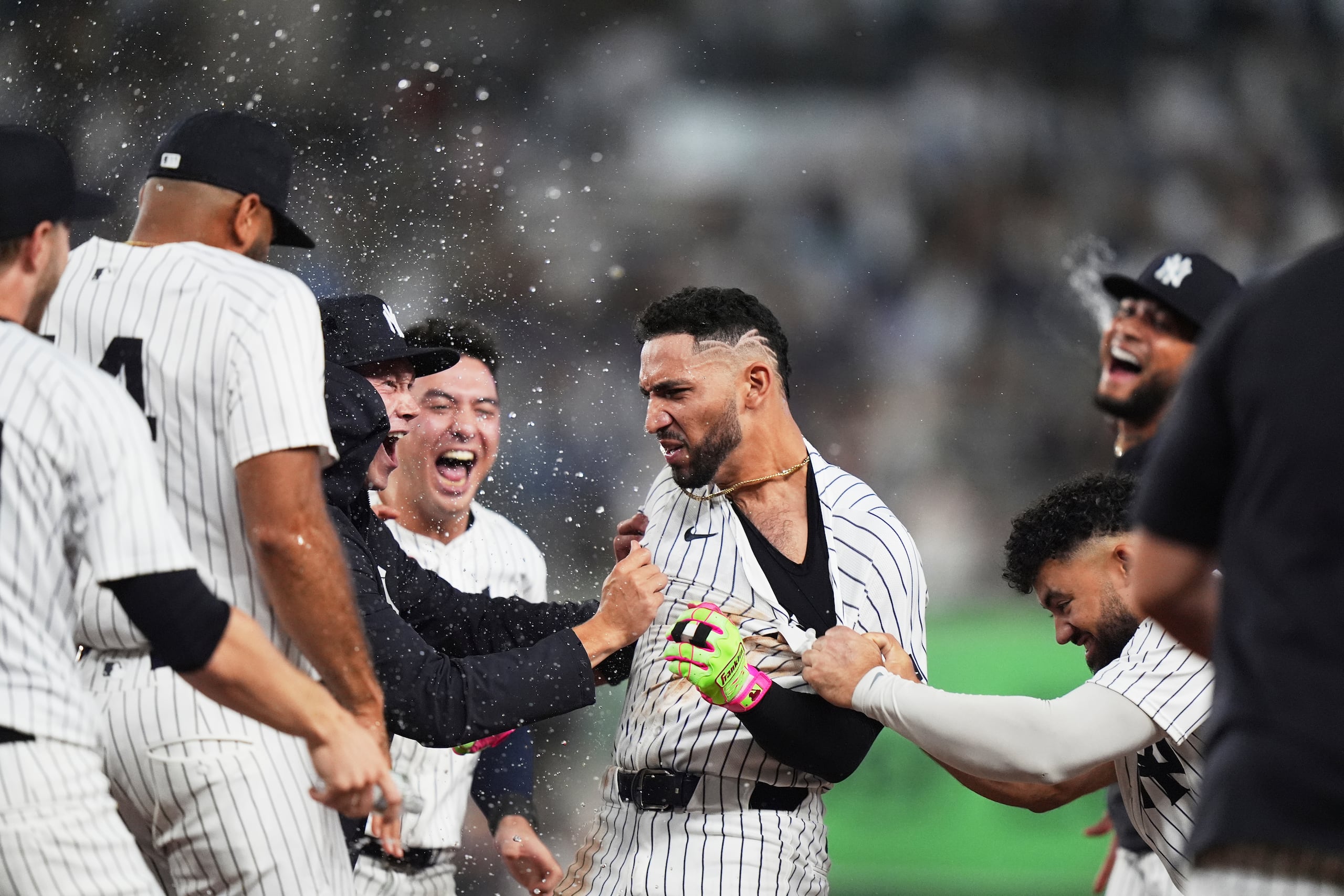 José Caraballo celebra con sus compañeros de equipo luego de pegar el hit ganador.