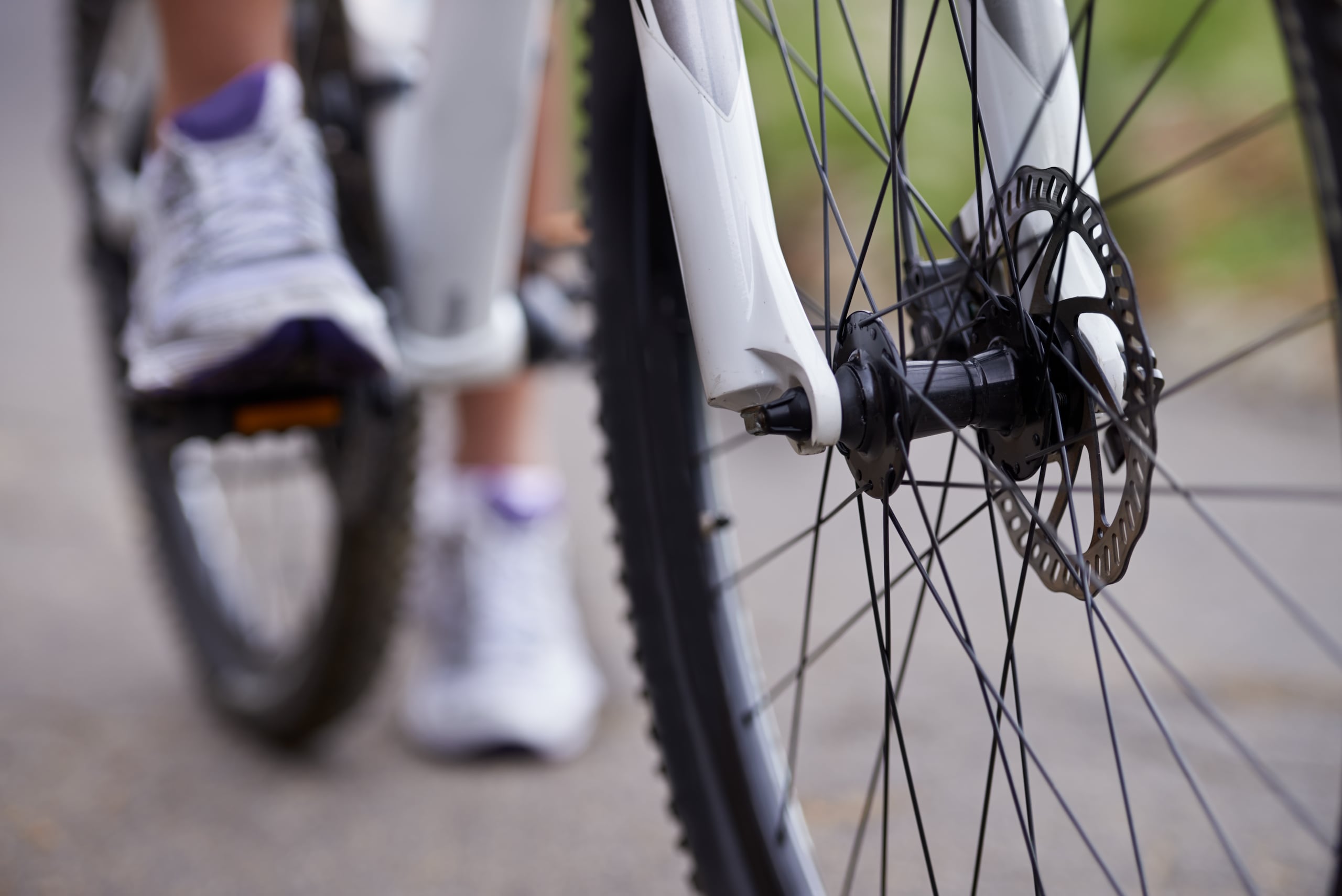 Una ciclista captó en cámara el peligroso momento.