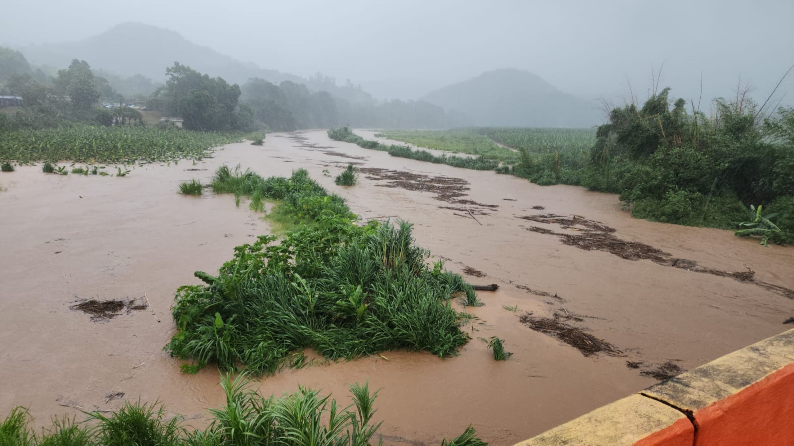 El alcalde de Añasco explicó que no es necesario que llueva en Añasco para que el Río Grande se salga de su cauce porque la cuenca de ese cuerpo de agua viene desde la montaña.