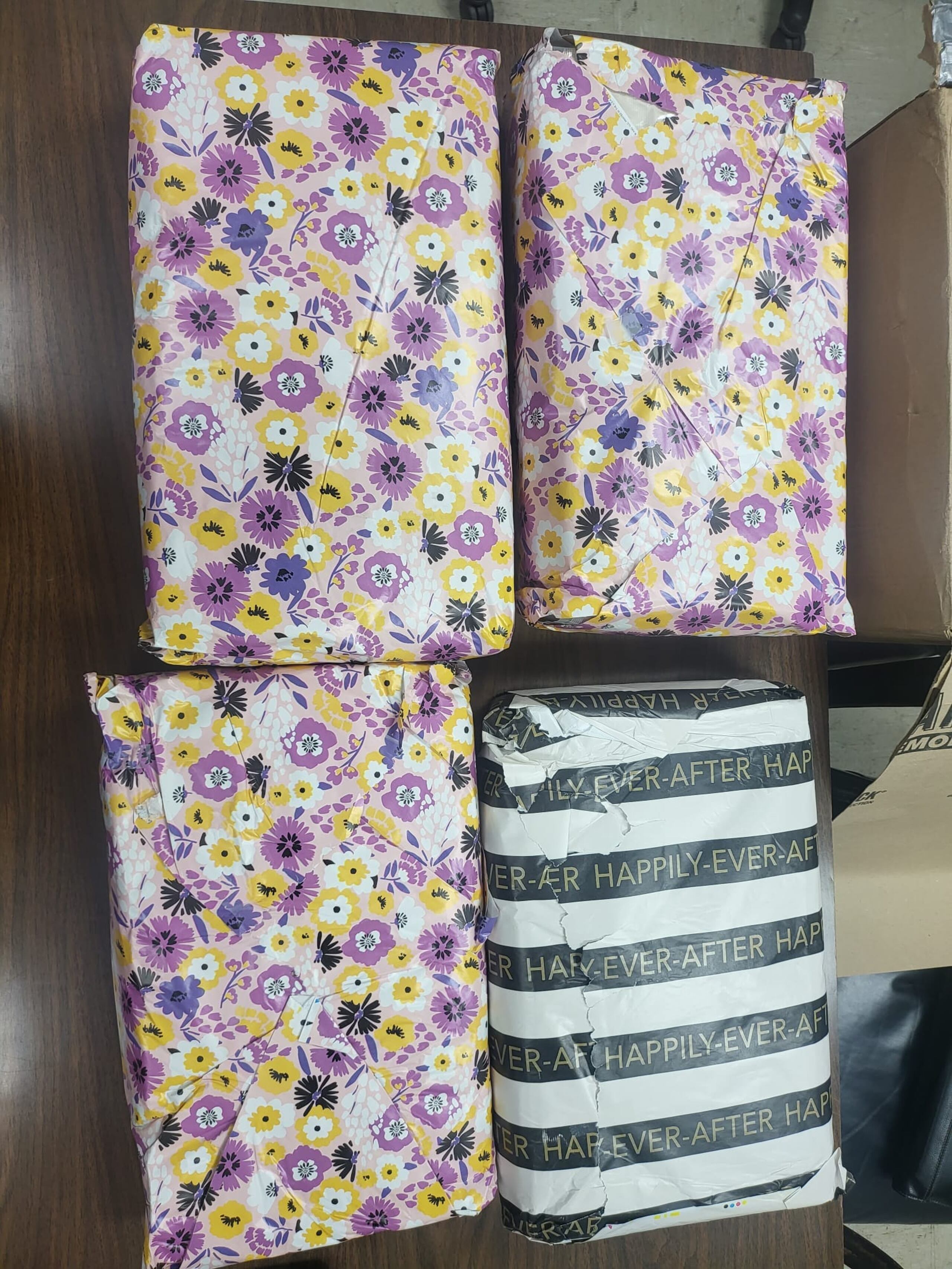 23 libras de marihuana envueltas con papel de regalo ocupadas en un allanamiento en la calle Luis Muñoz Rivera de la urbanización Martorell, en Dorado.