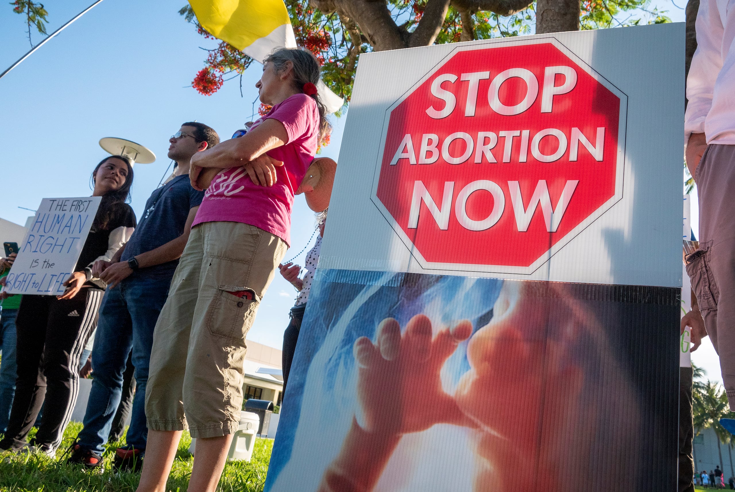 Fotografía de archivo fechada el 27 de junio de 2022 que muestra a un grupo de manifestantes anti-aborto durante una protesta en el campus de la Universidad Internacional de Florida, en Miami (EE.UU.). EFE/ Cristobal Herrera-ulashkevich