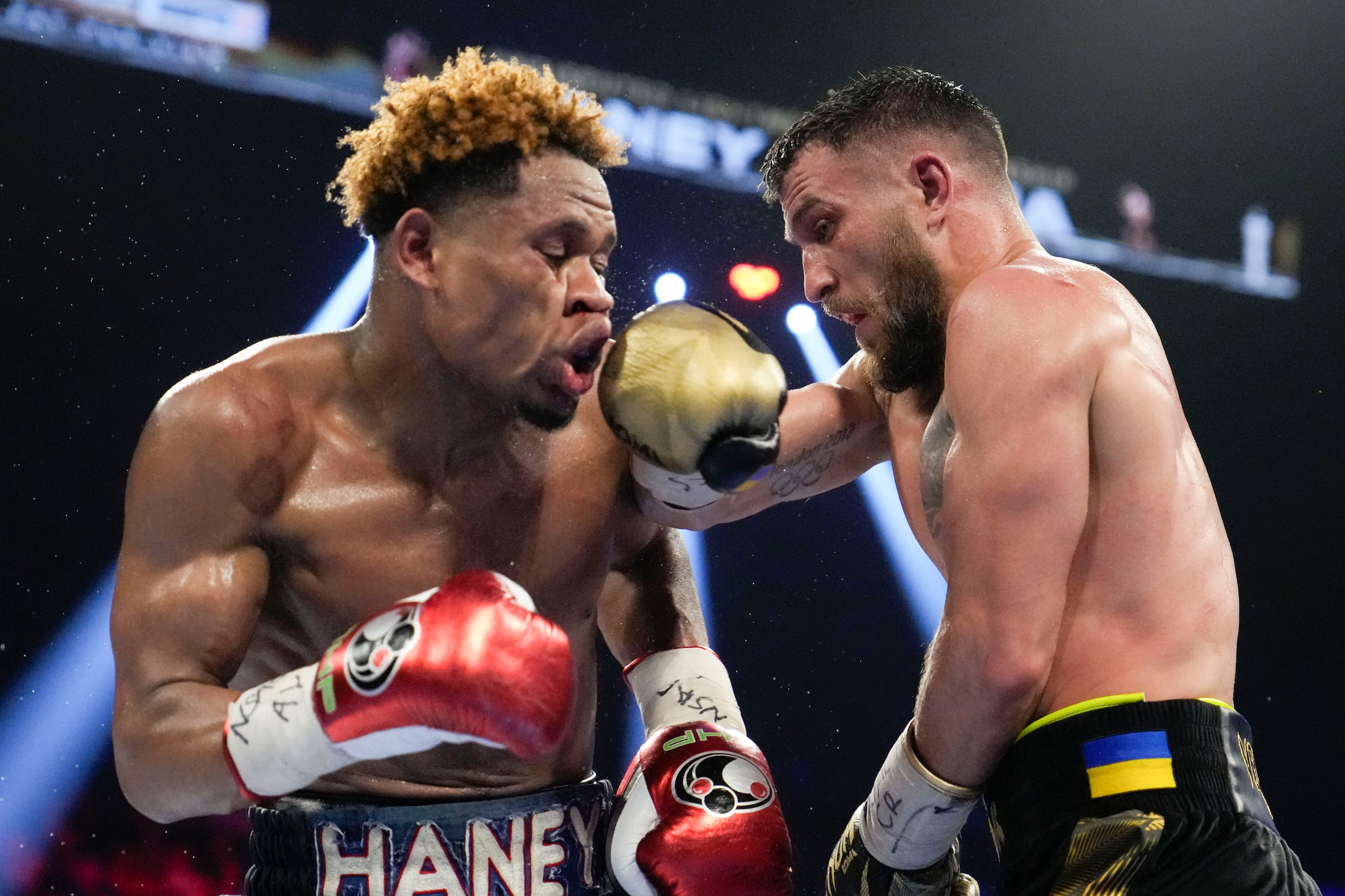 Devin Haney, izquierda, superó a Vasiliy Lomachenko.