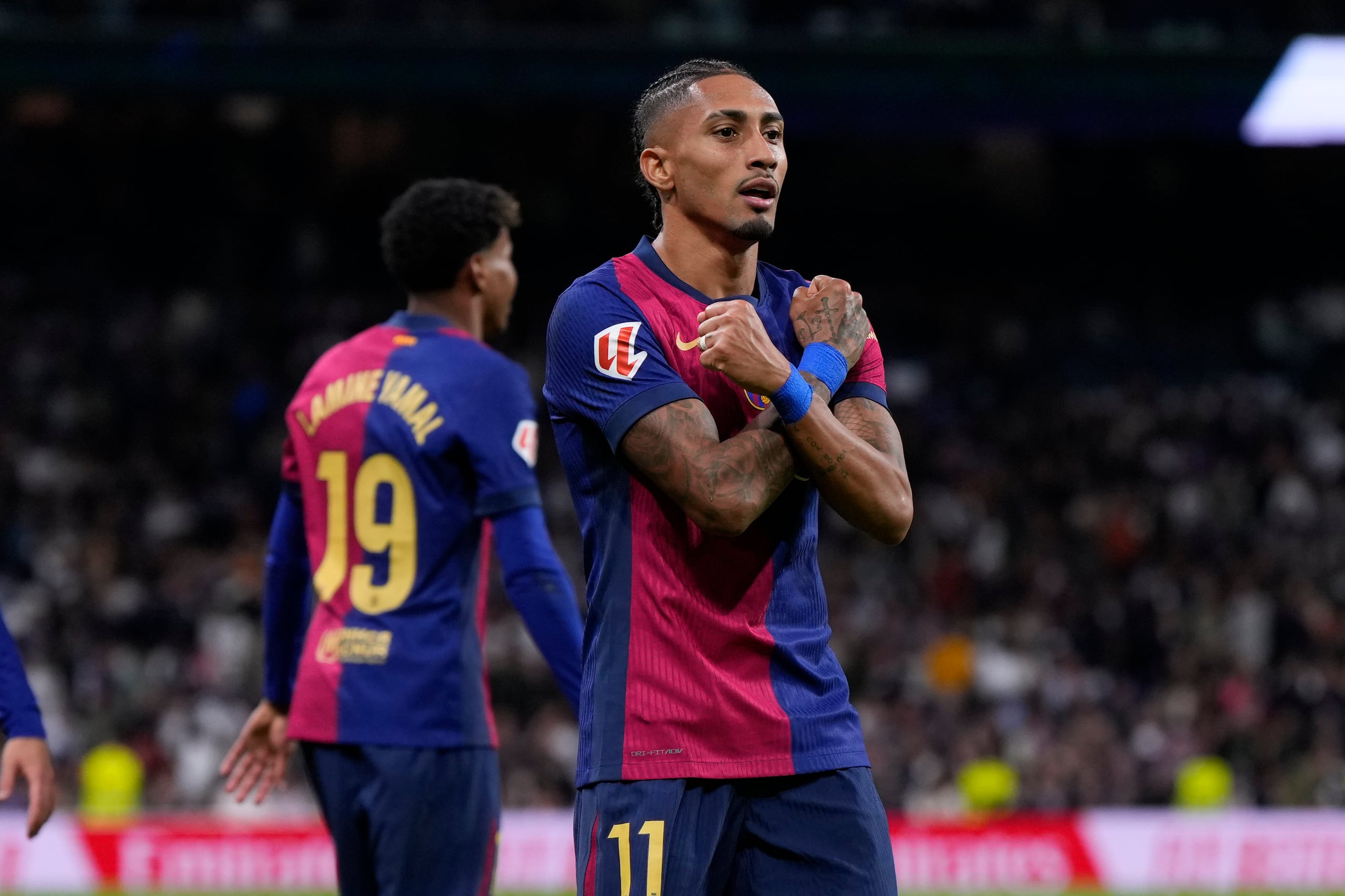 El brasileño Raphinha, del Barcelona, festeja el cuarto gol de su equipo en el Clásico ante el Real Madrid, el sábado 26 de octubre de 2024.