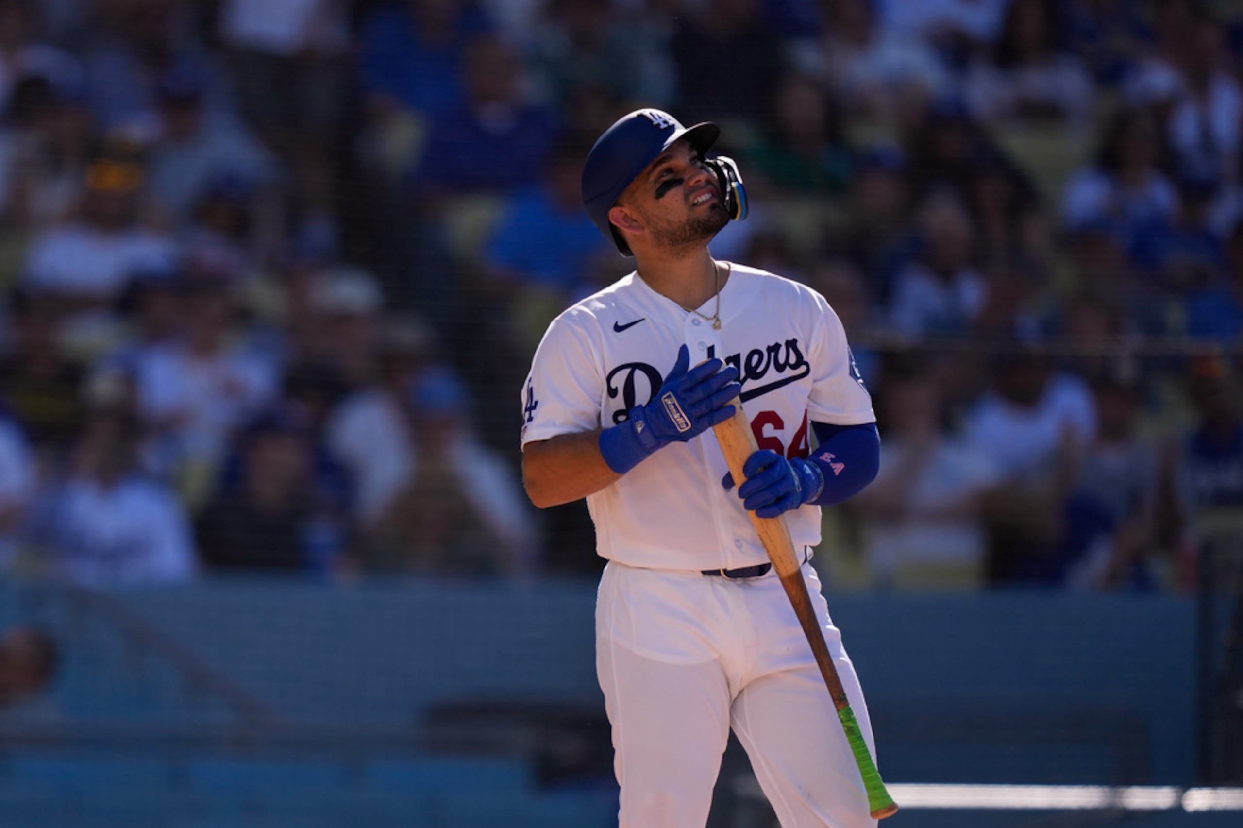 El receptor de los Dodgers de Los Ángeles, Eliézer Alfonzo, mira hacia el cielo mientras se prepara para batear durante la tercera entrada de un juego de béisbol contra los Padres de San Diego, el 5 de julio de 2026, en Los Ángeles.