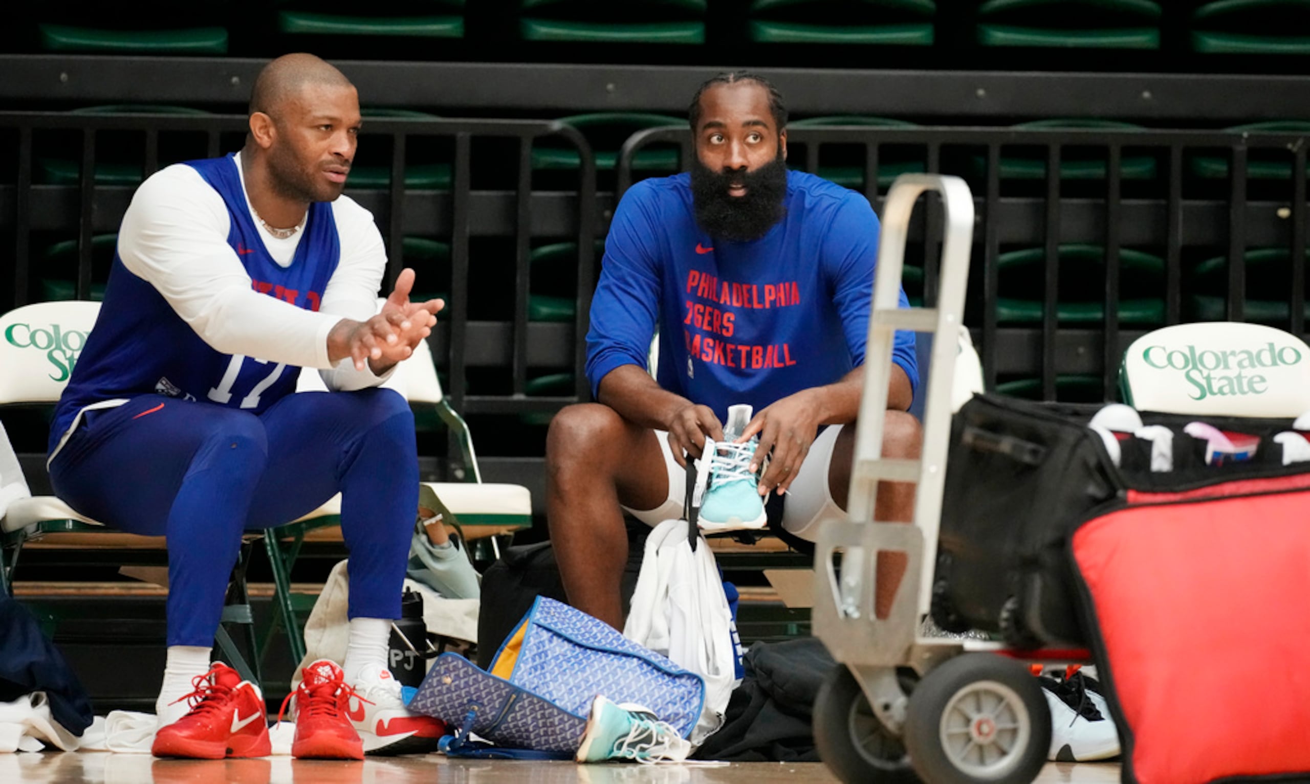 P.J. Tucker habla con James Harden durante una sesión de entrenamiento en Fort Collins, Colorado.