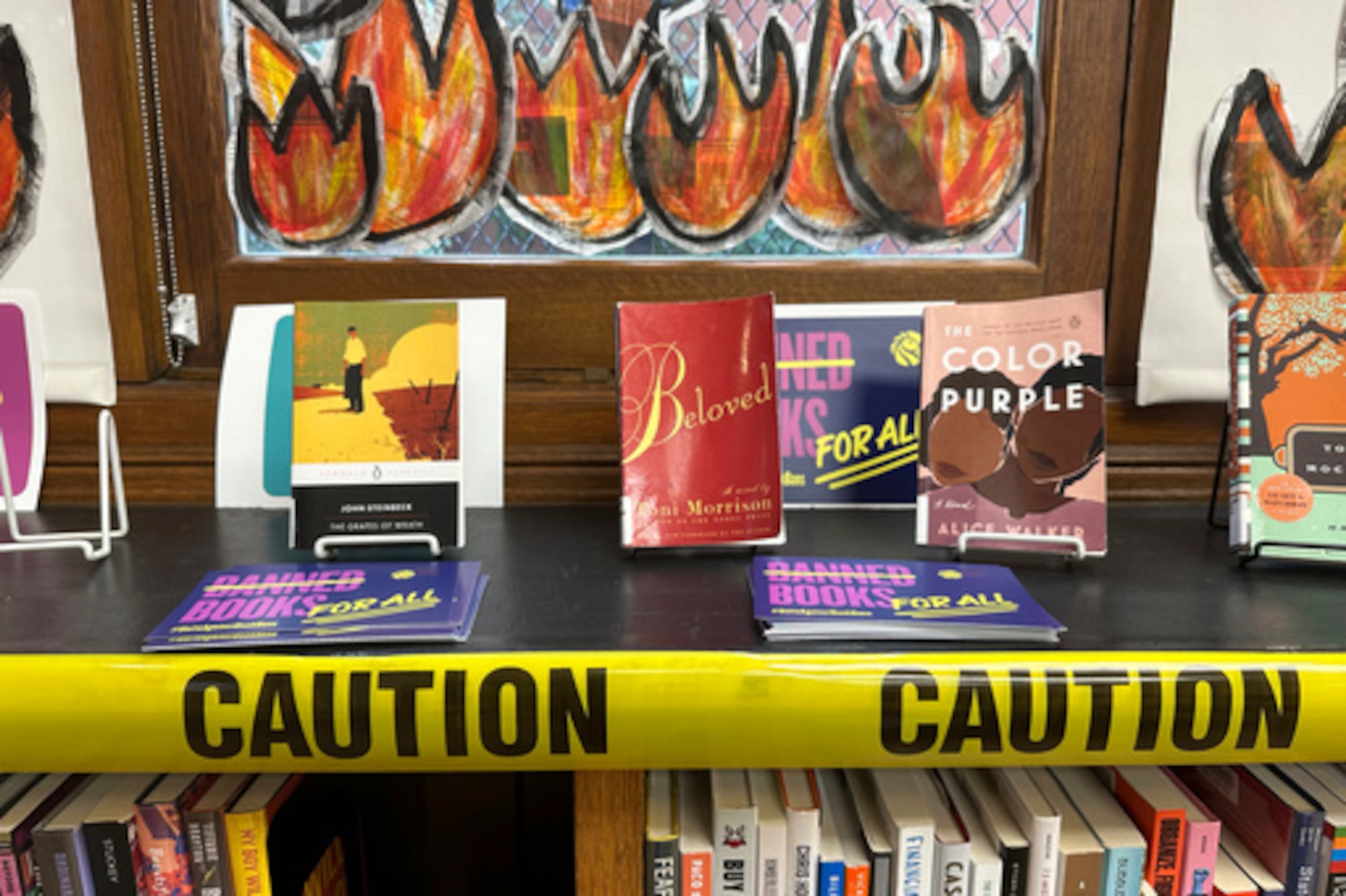 ARCHIVO - Una exposición con motivo de la Semana de los Libros Prohibidos en la sucursal de Mott Haven de la Biblioteca Pública de Nueva York, en el distrito del Bronx de la ciudad de Nueva York, el 7 de octubre de 2023. (Foto AP/Ted Shaffrey, archivo)