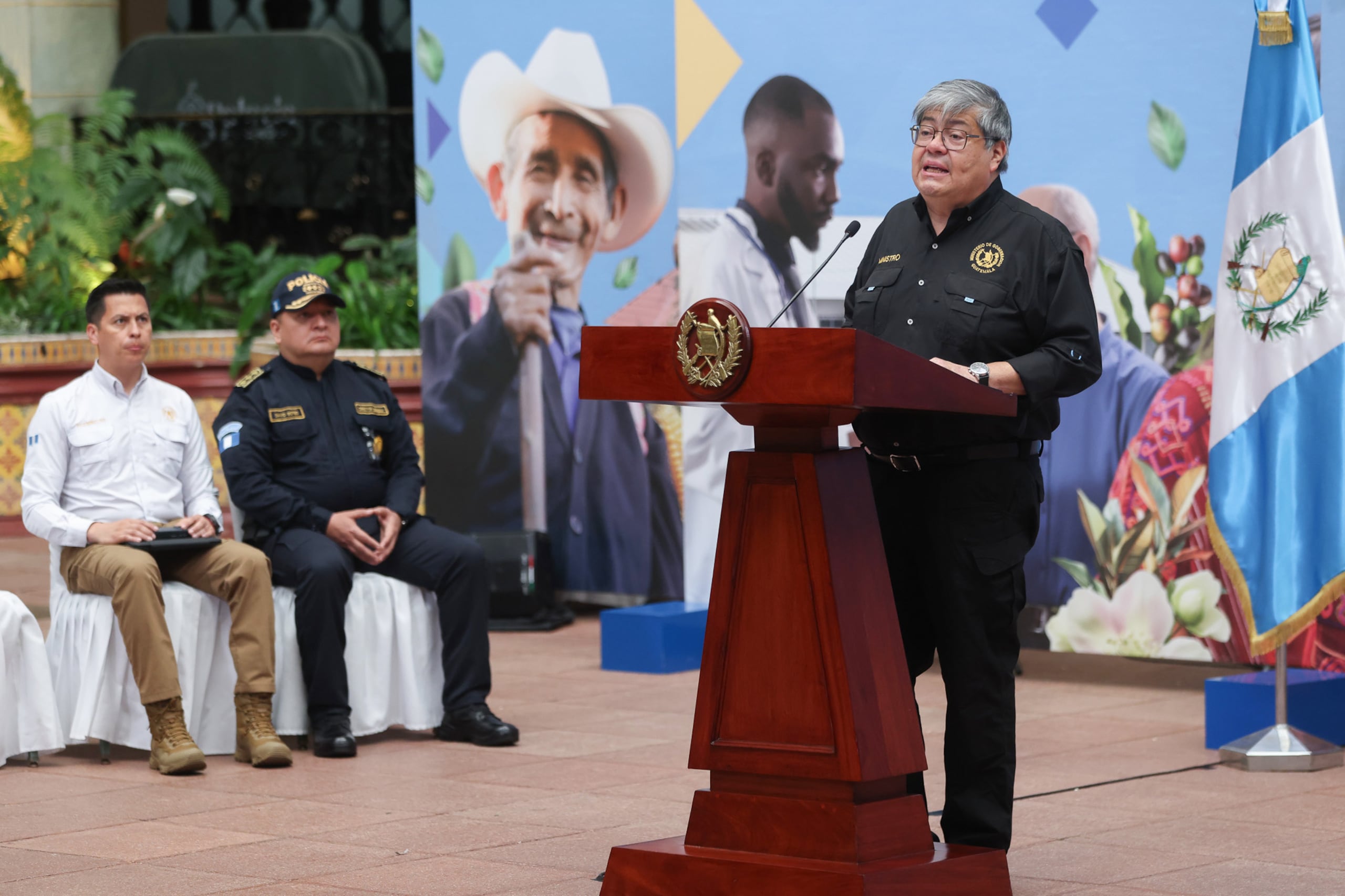 El ministro de Gobernación (Interior) de Guatemala, Francisco Jiménez, habla en una rueda de prensa este 13 de octubre de 2025, en el Palacio Nacional de la Cultura en Ciudad de Guatemala (Guatemala). EFE/ Mariano Macz