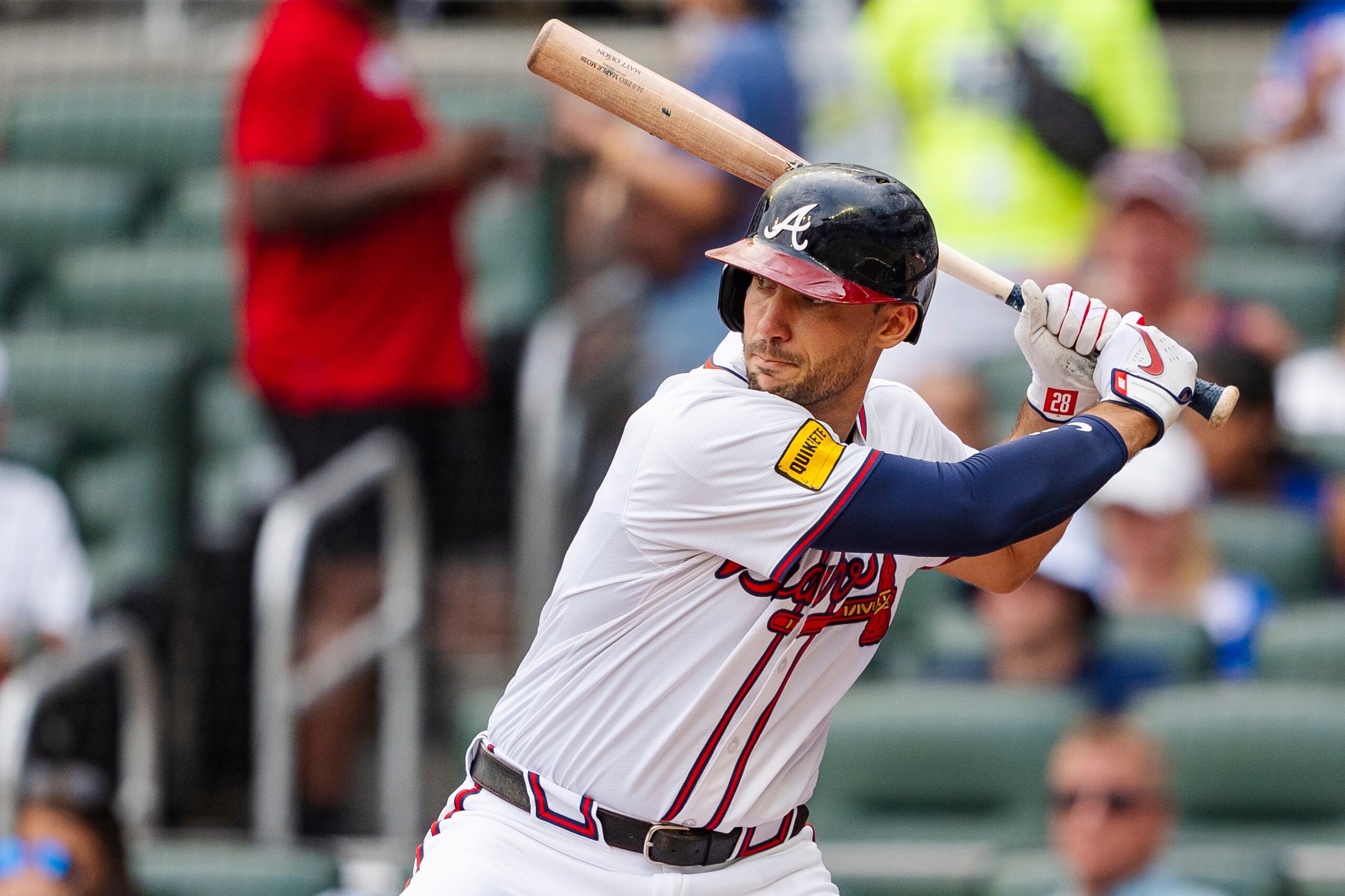Matt Olson de los Bravos de Atlanta espera el lanzamiento en la primera entrada del segundo encuentro de la doble cartelera ante los Mets de Nueva York el lunes 30 de septiembre del 2024. (AP Foto/Jason Allen)