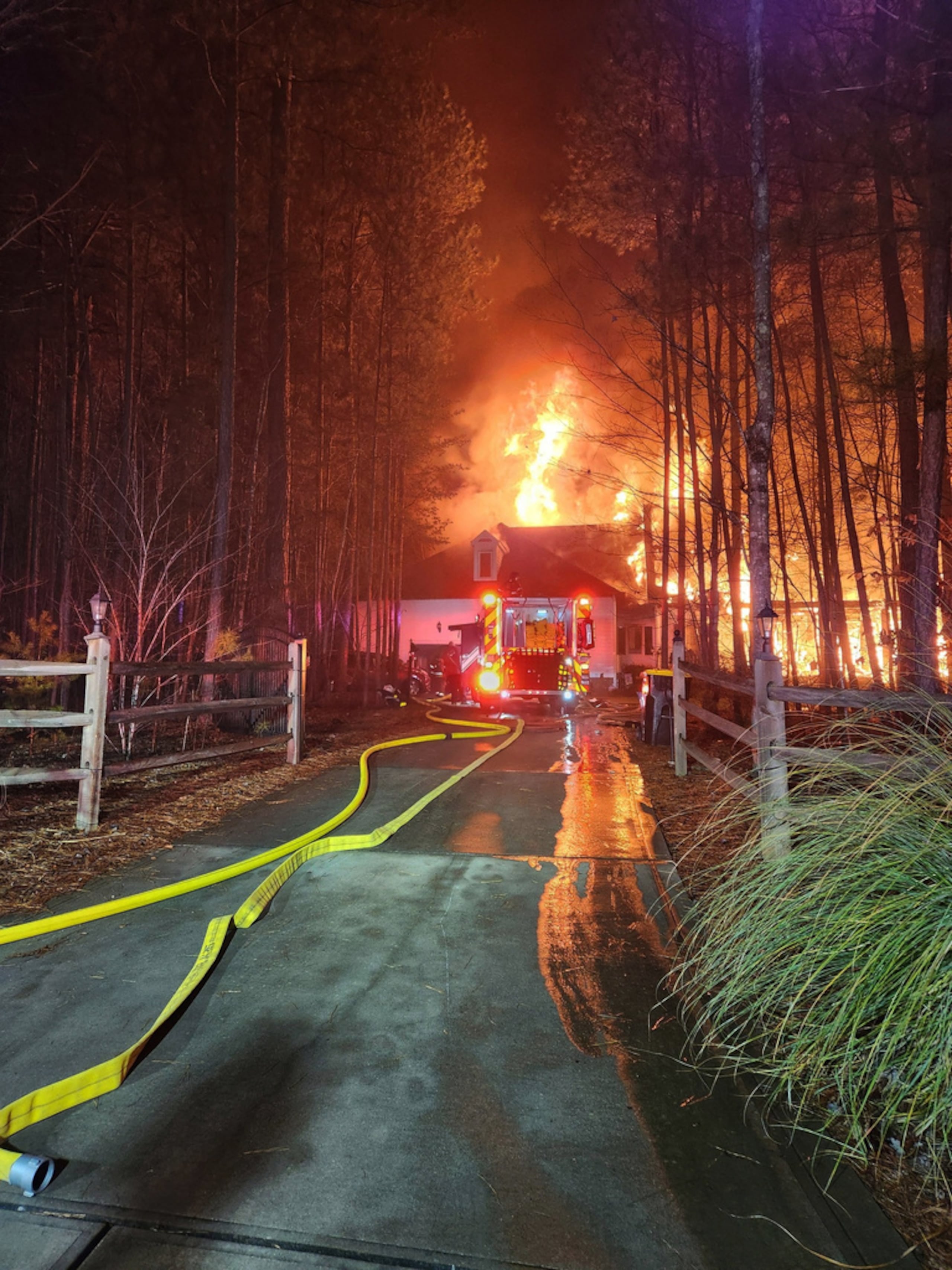 La vivienda es propiedad de una compañía llamada Won One Real Estate, que registra a Denny Hamlin como su administrador, según registros locales de impuestos a la propiedad y un documento empresarial presentado ante la Oficina del Secretario de Estado de Carolina del Norte.