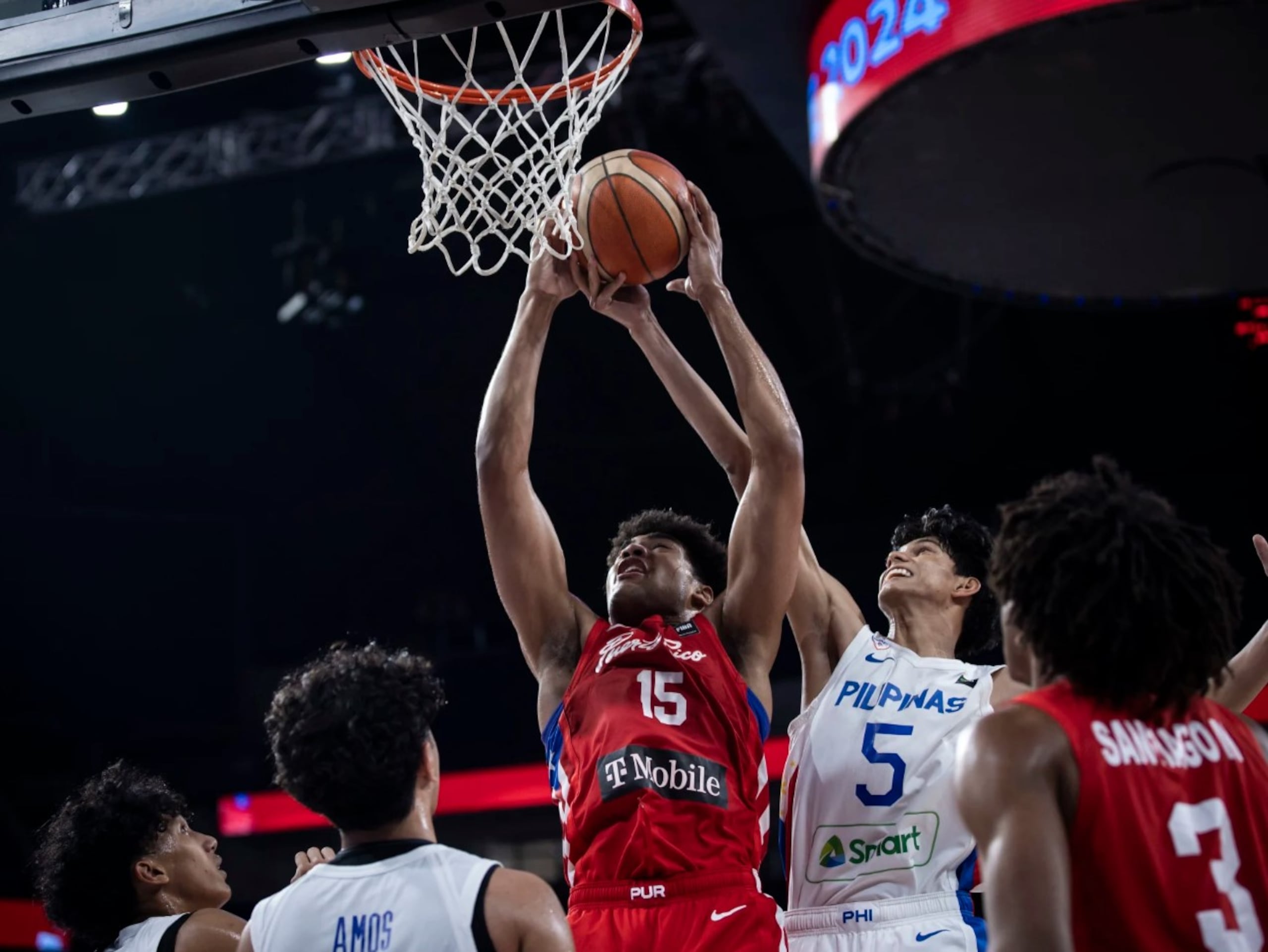 Vicent Stewart Jr. lucha aquí un rebote en la acción del juego ante Filipinas.