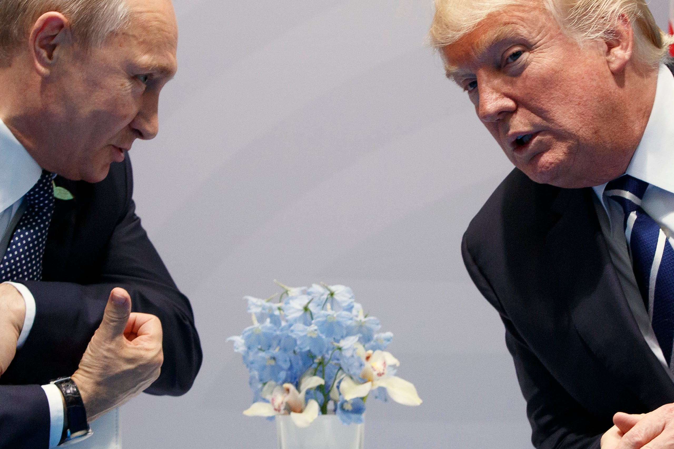 El presidente Donald Trump, derecha, y el mandatario ruso Vladímir Putin. (AP Foto/Evan Vucci, Archivo)