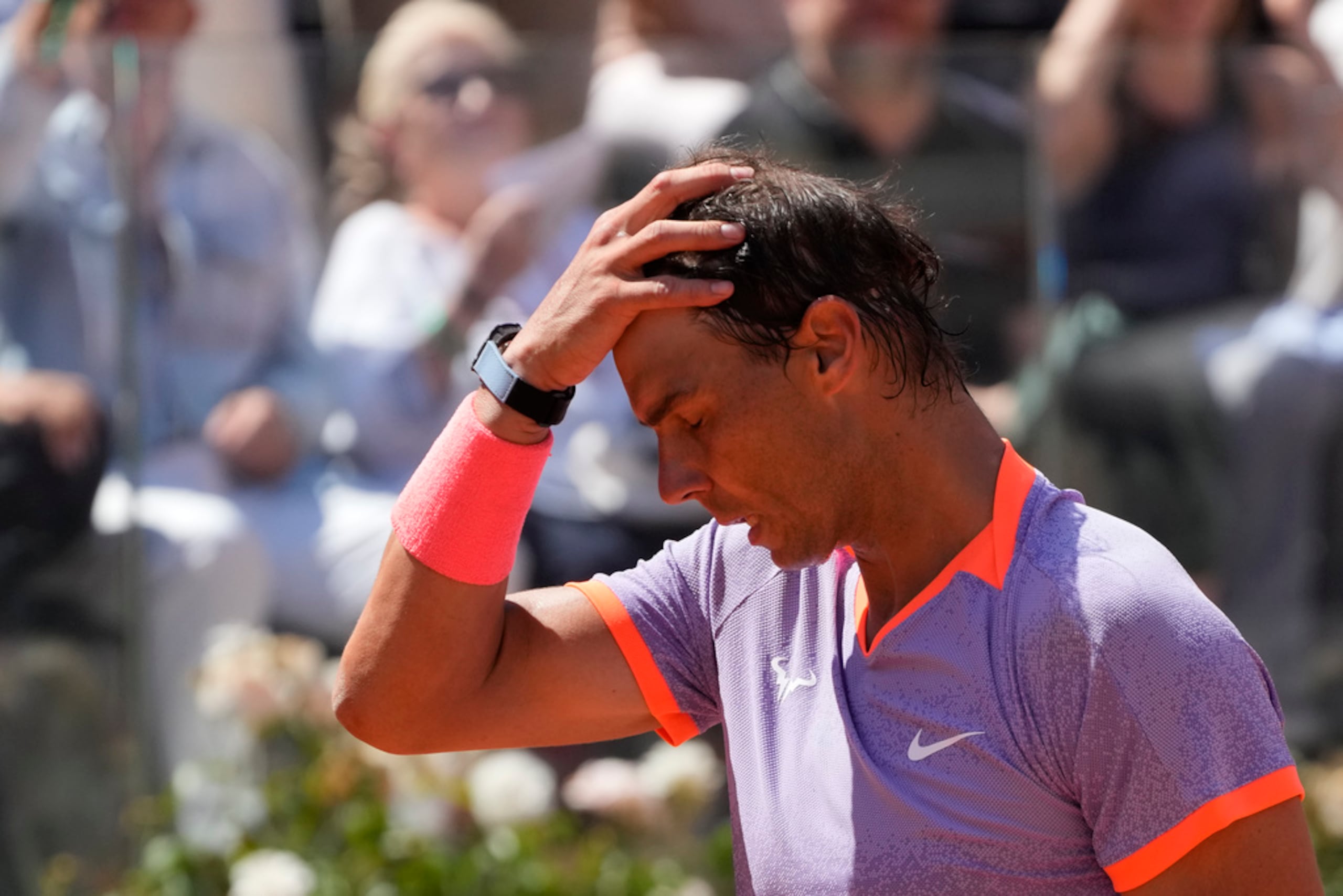 El español Rafael Nadal abandona la cancha tras perder en la tercera ronda del Abierto de Italia ante el polaco Hubert Hurkacz.
