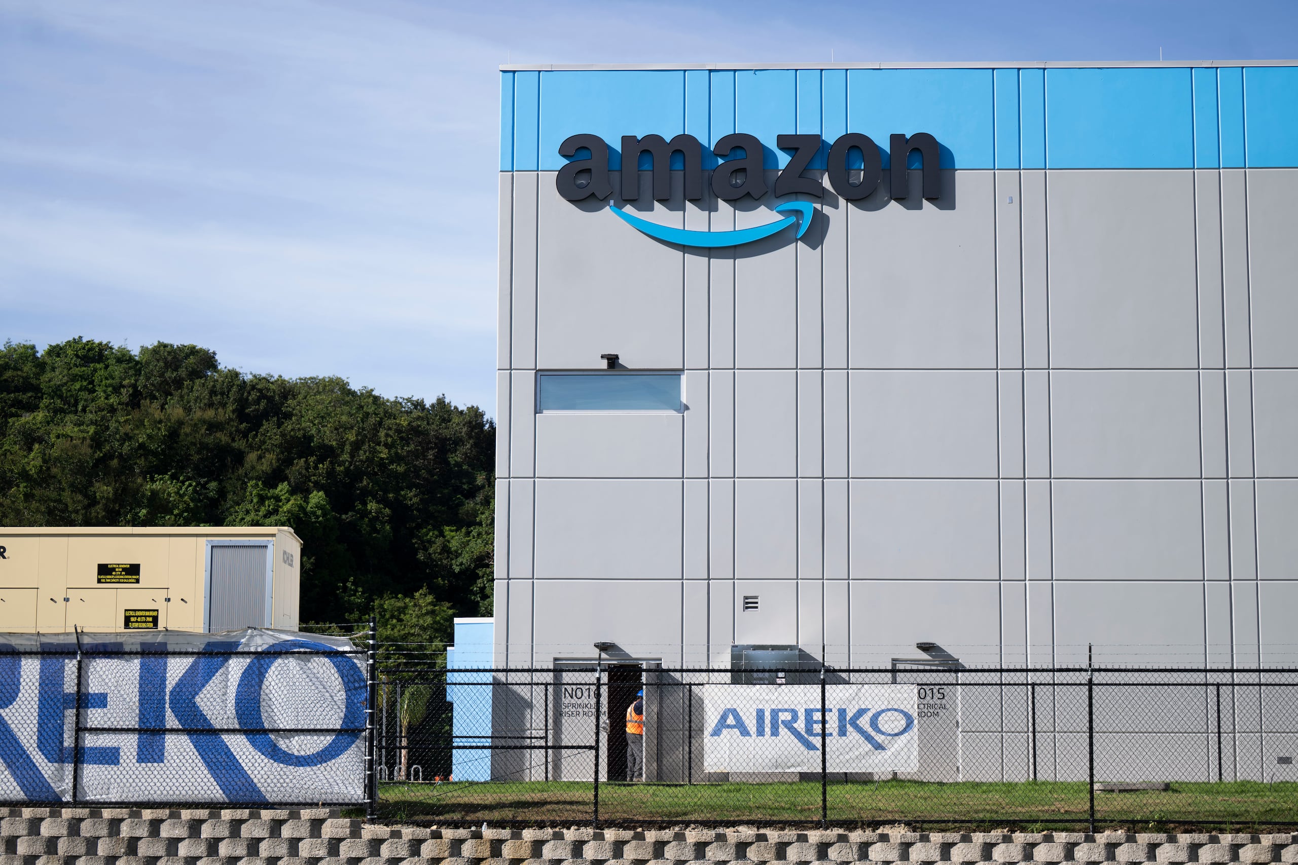 Fachada de la sede del primer centro de distribución y logística establecido por la compañía Amazon en Puerto Rico, en Maguayo, Dorado. lmacén, Comercio, Dorado