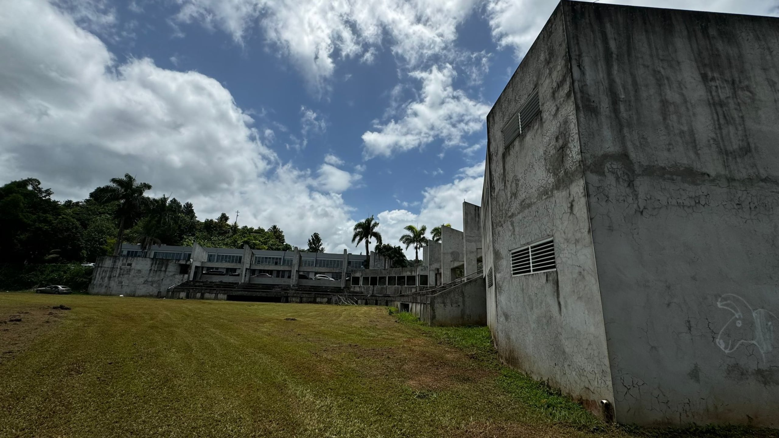 Una residente sugirió al municipio que habilite una pista en el abandonado parque de pelota, localizado al lado del cuartel de la Policía.