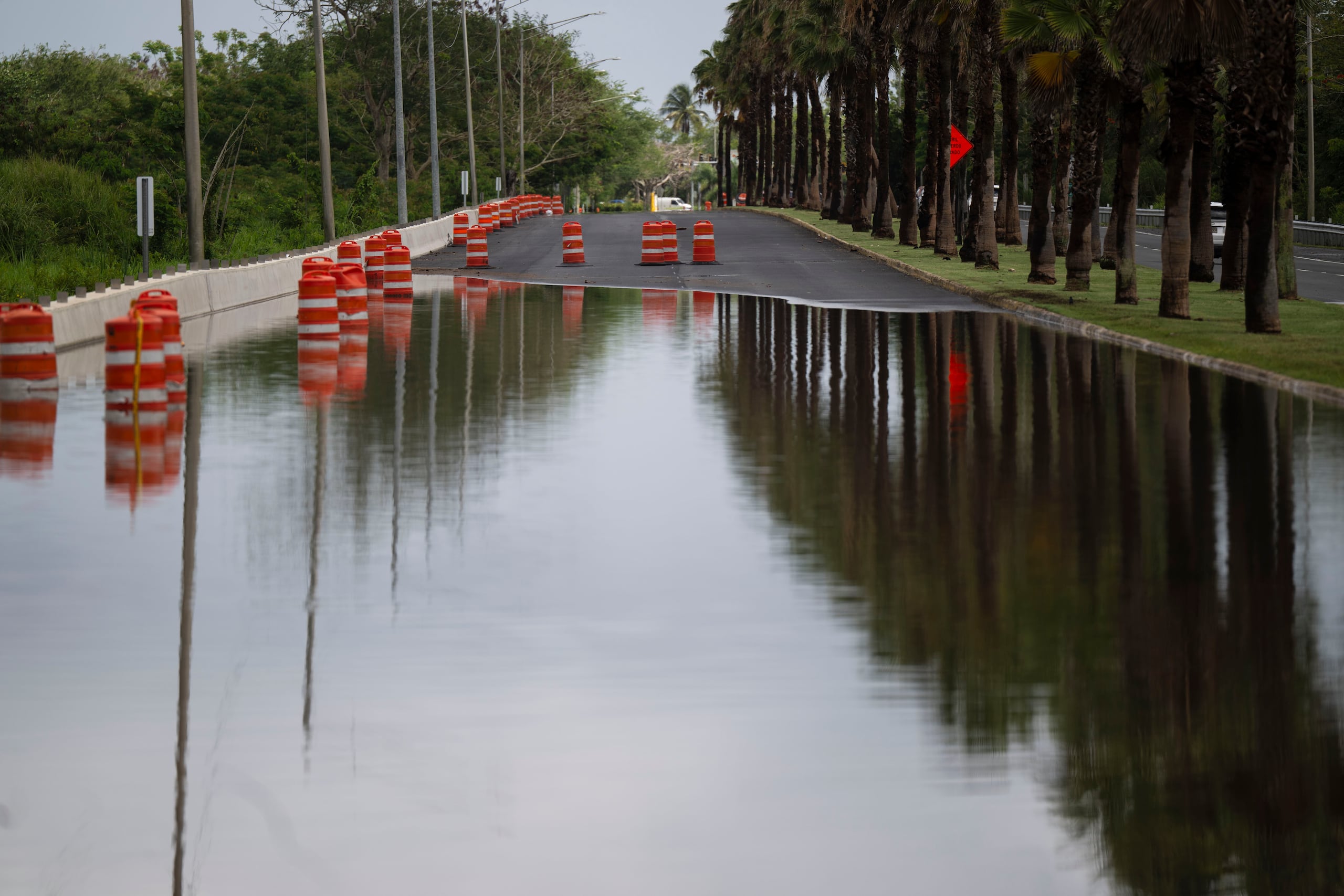 Cierre de la carretera PR-165 en la altura de la entrada hacia el pueblo de Dorado, por inundaciones provocadas por el desbordamiento del Río La Plata durante las lluvias de la mañana del sábado. FOTO POR: Carlos Giusti/GFR Media