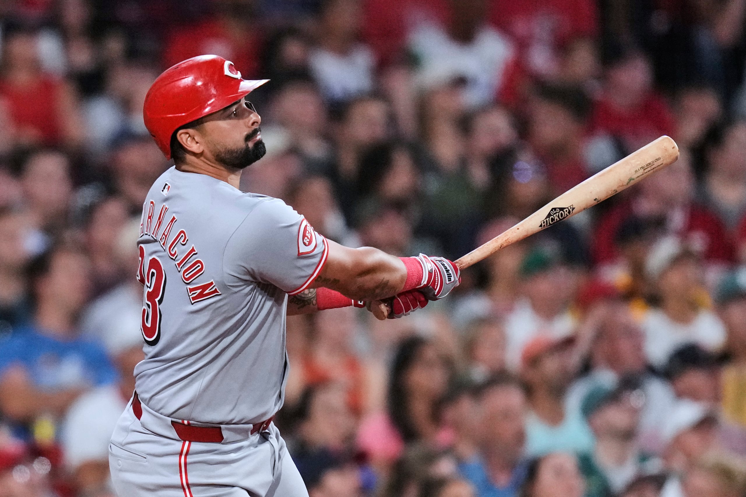 Christian Encarnación Strand, de los Reds de Cincinnati, dispara un grand slam ante los Red Sox.