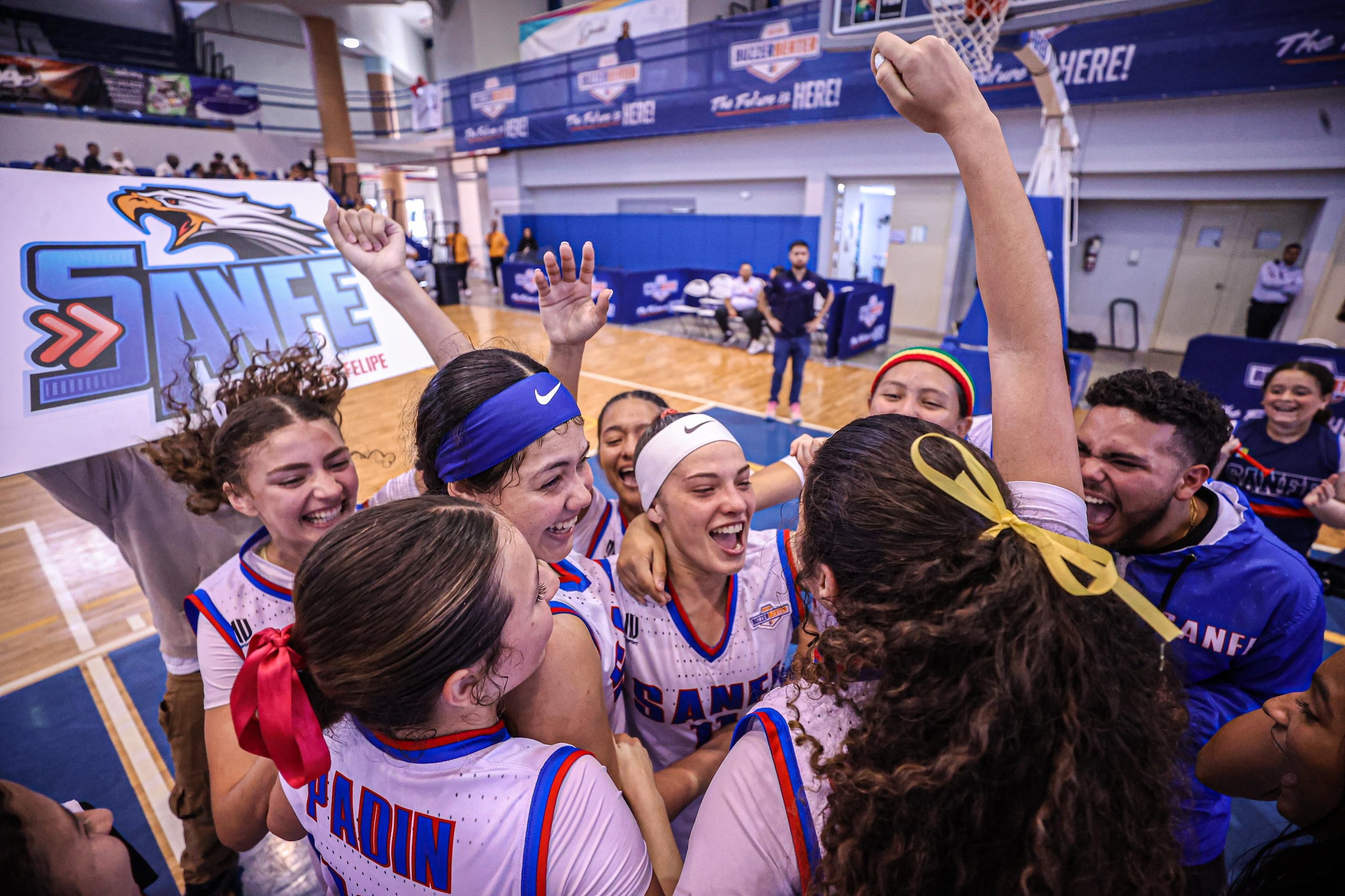 Las jugadoras de San Felipe celebran la victoria sobre Ecedao este domingo, la que les avanzó al juego de campeonato del torneo escolar de baloncesto Top Ranked Buzzer Beater.