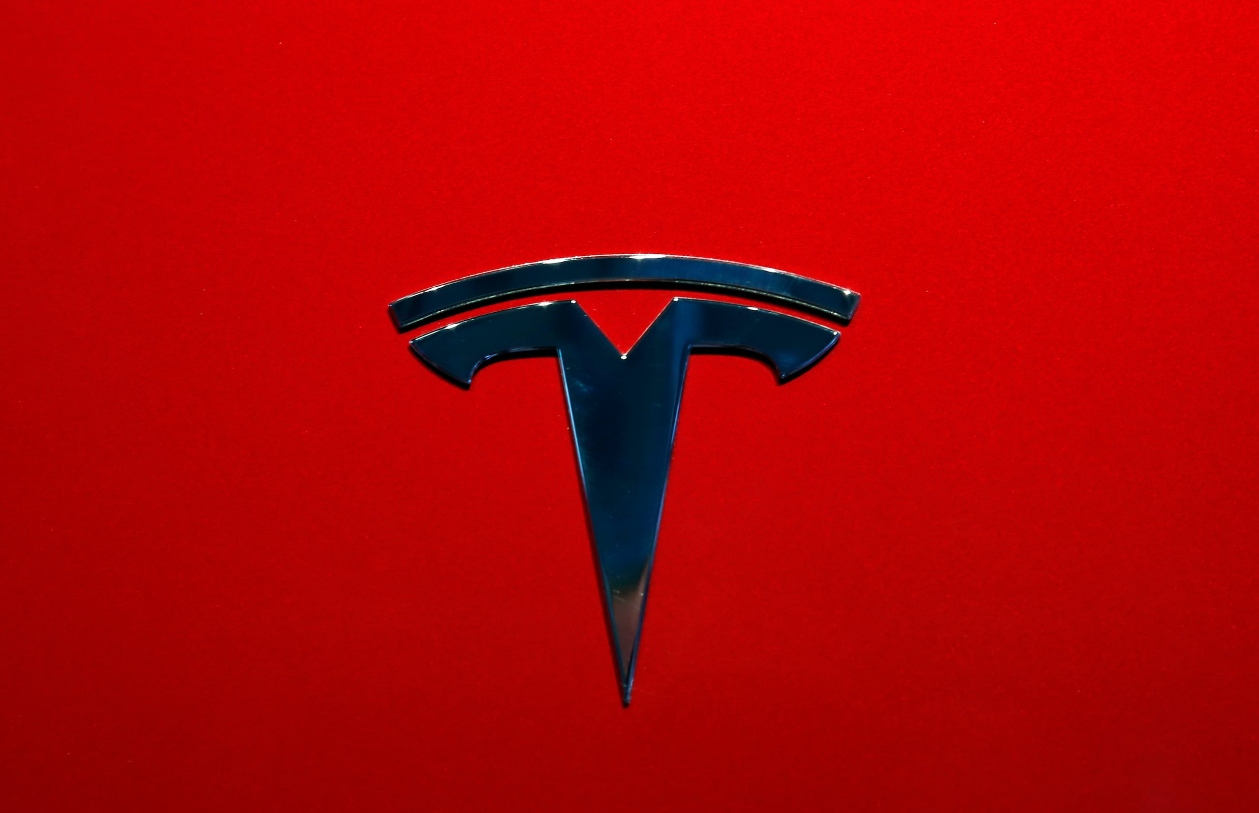 Las familias de las víctimas presentaron demandas separadas contra Tesla y Aziz Riad.