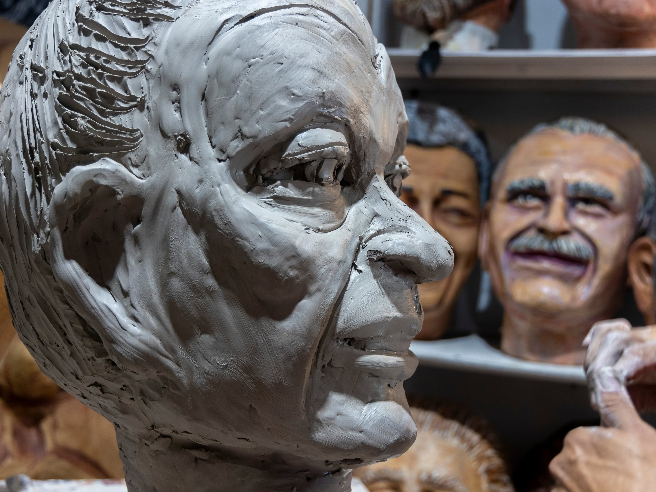 La gestora cultural Rafaela Balladares inició la tradición de incluir cabezudos de personas y personajes del arraigo cultural del pueblo.