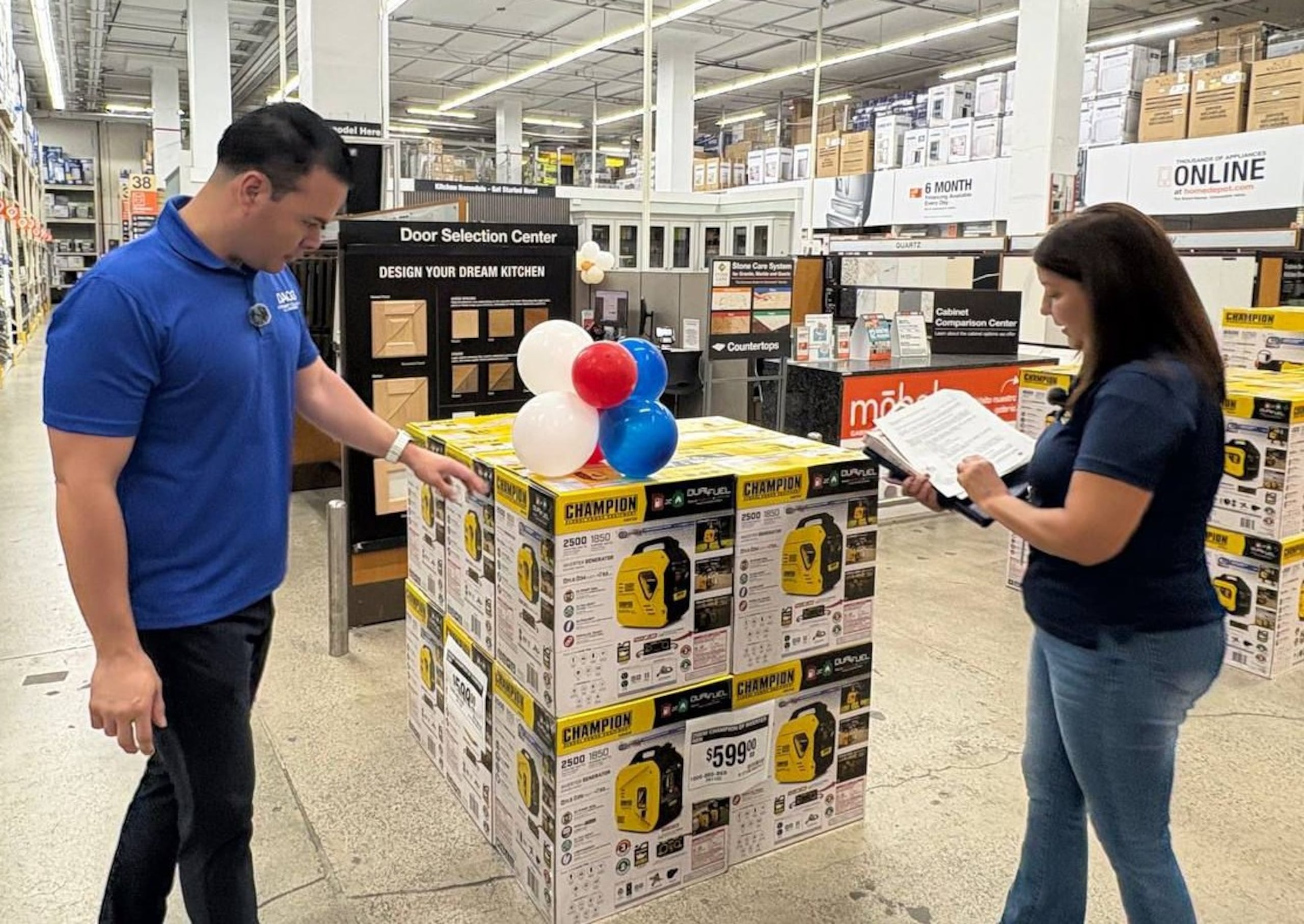 El secretario del DACO, Hiram Torres Montalvo, verifica, junto a una inspectora, un especial de un generador de energía.