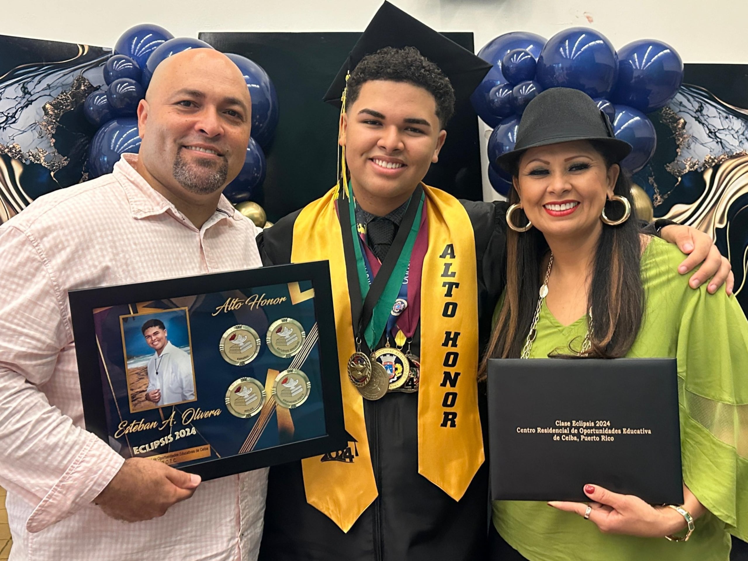 Los orgullosos padres eran todo emoción con los logros de su hijo.