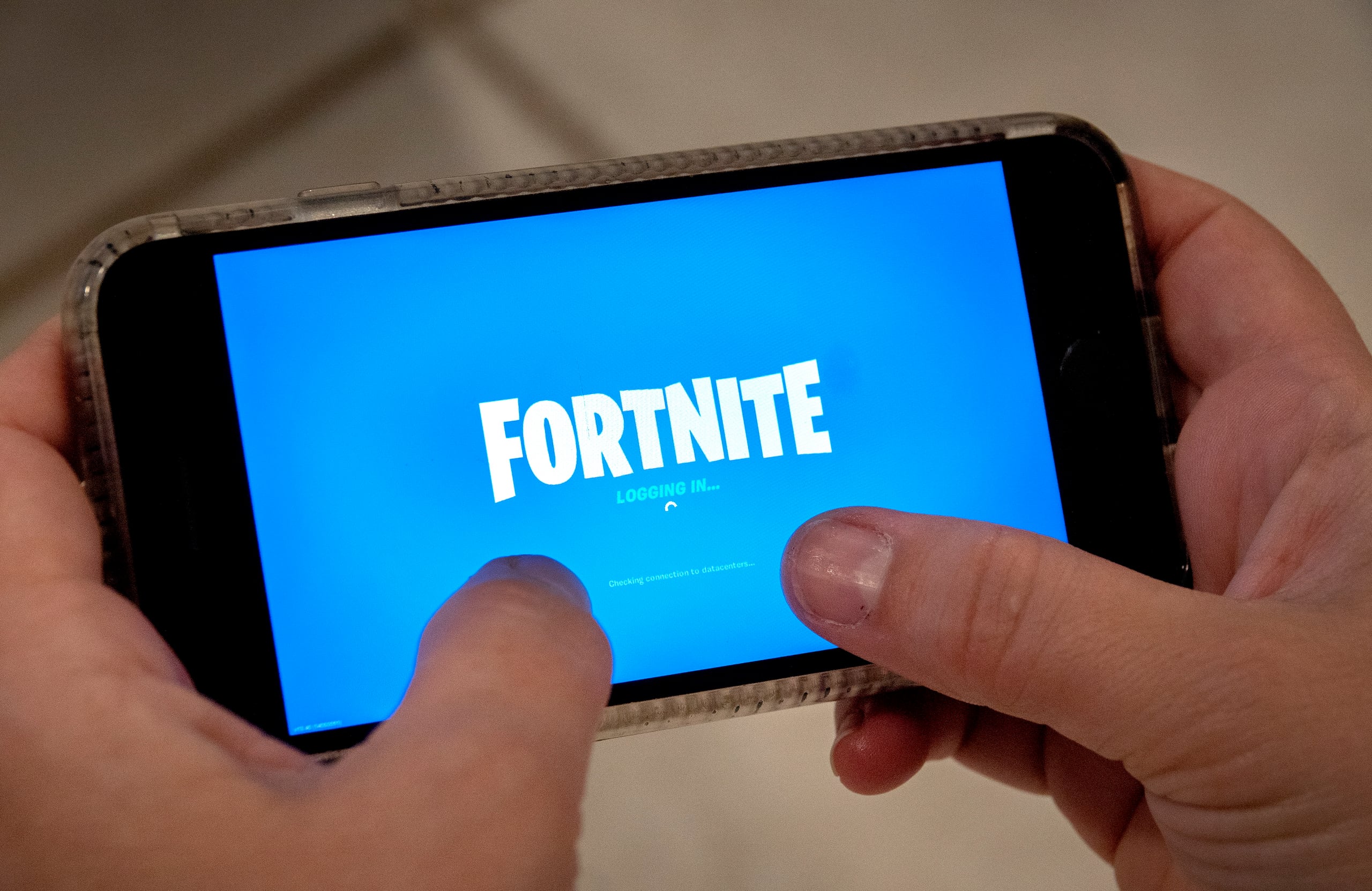 Una persona jugando Fortnite en un teléfono celular, en una fotografía de archivo. EFE/EPA/Cristóbal Herrera-Ulashkevich