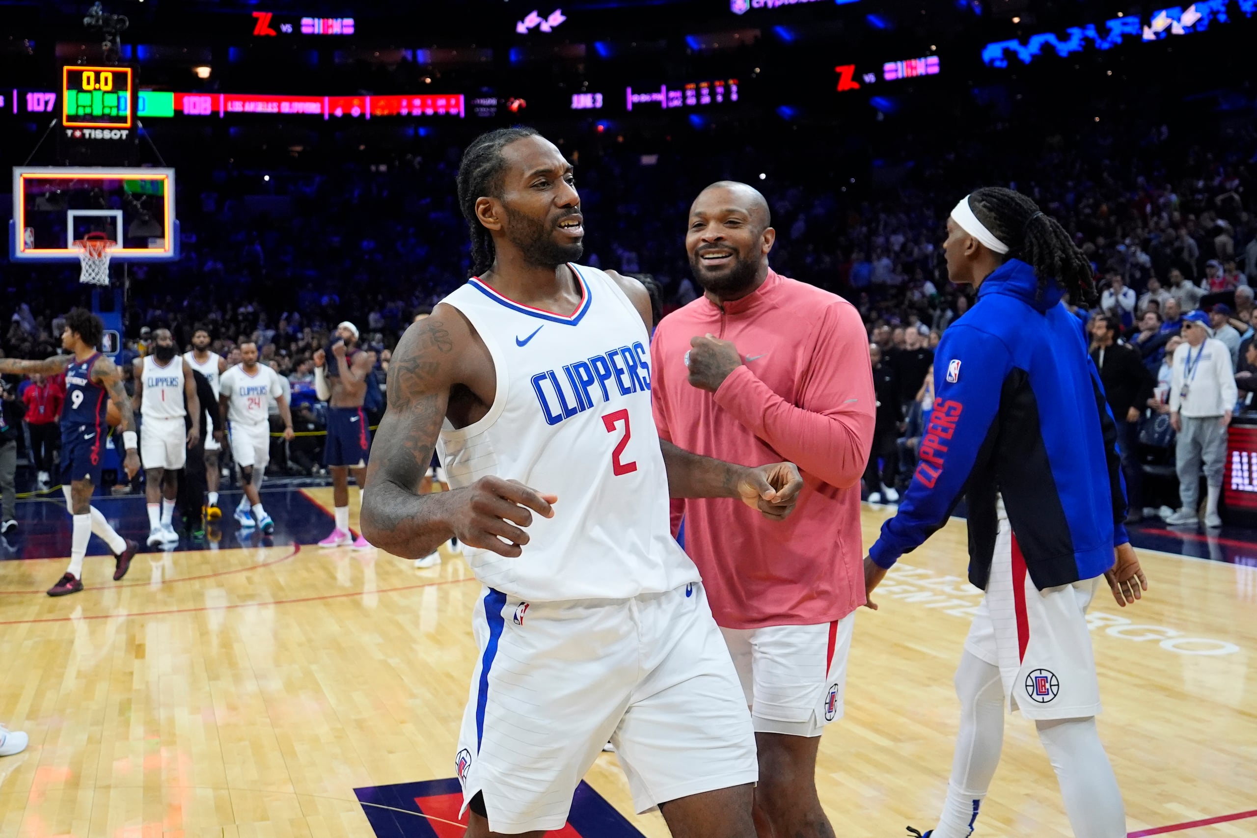 Kawhi Leonard, de los Clippers de Los Ángeles, festeja con P.J. Tucker la victoria sobre los 76ers.