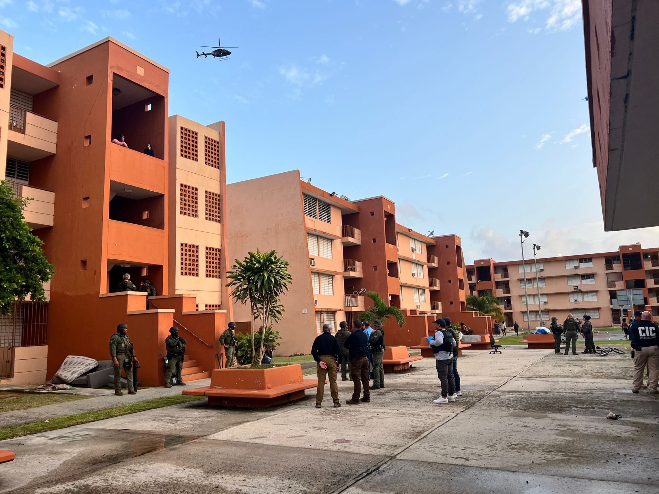 Varias órdenes de allanamiento fueron diligenciadas en el residencial Yuquiyú en Loíza.
