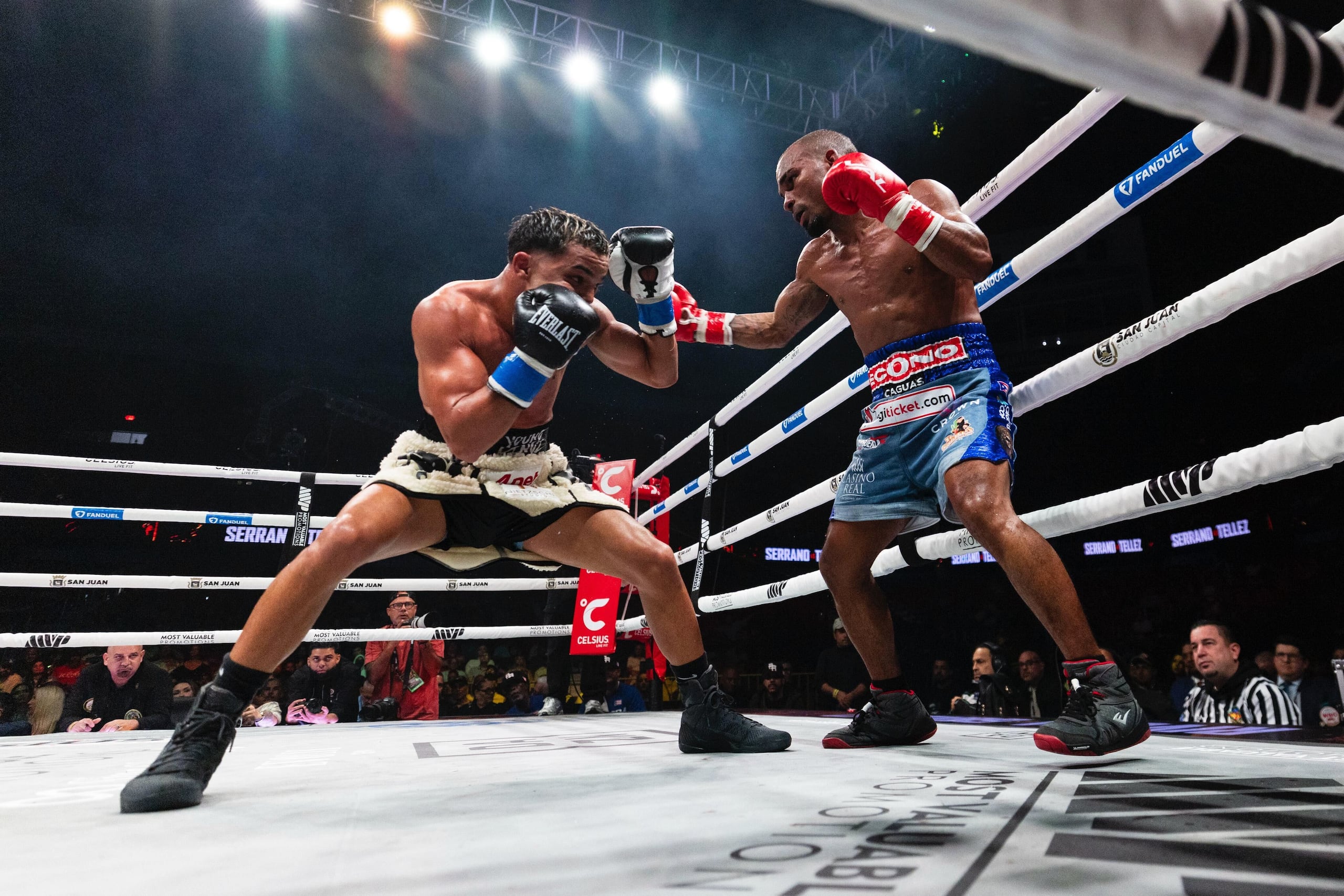 Jonathan "Bomba" González durante su combate con Yankiel Rivera en el Coliseo Roberto Clemente, de San Juan.