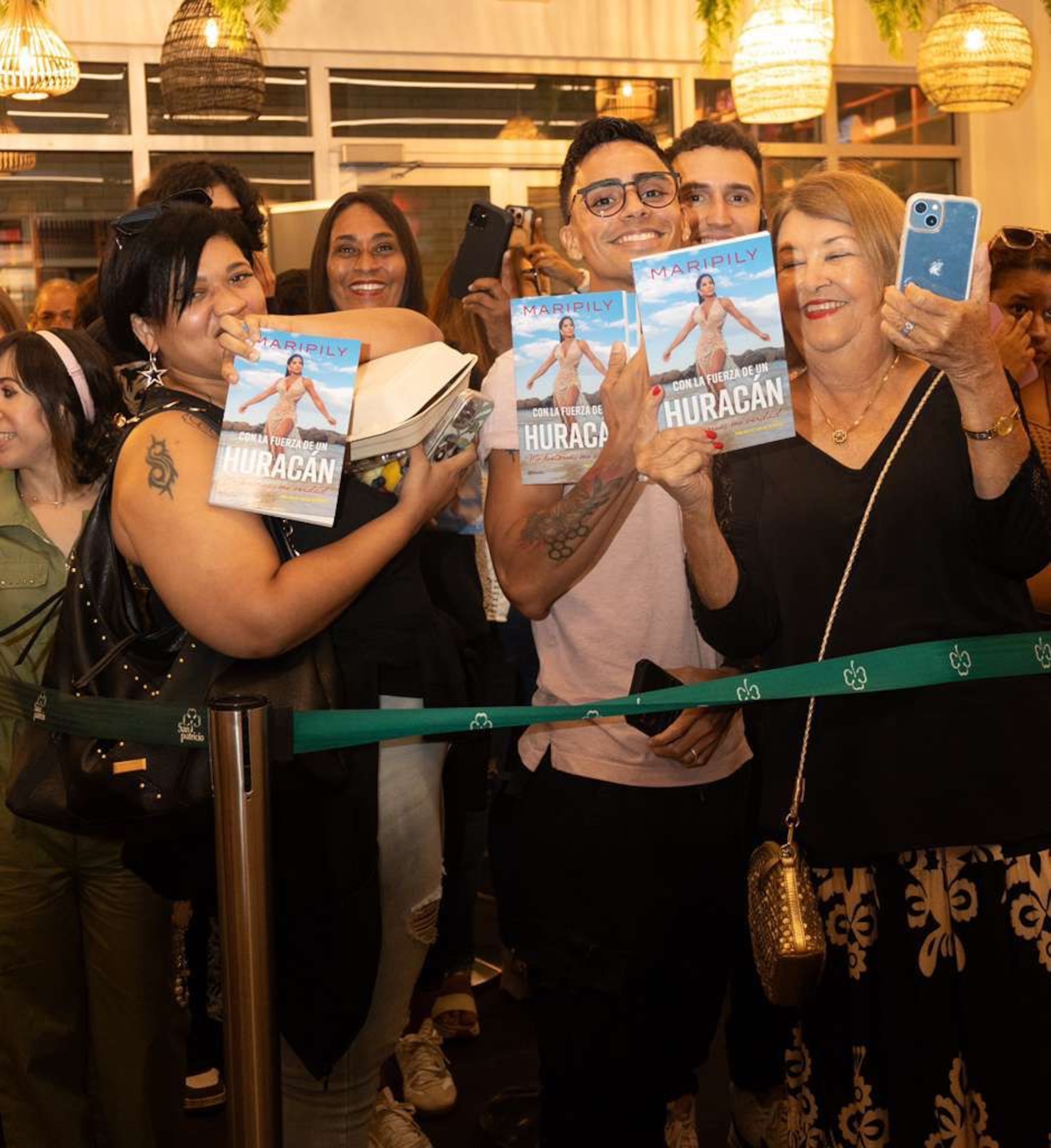 Fanáticos se dieron cita al evento para recibir encontrarse con la empresaria boricua.