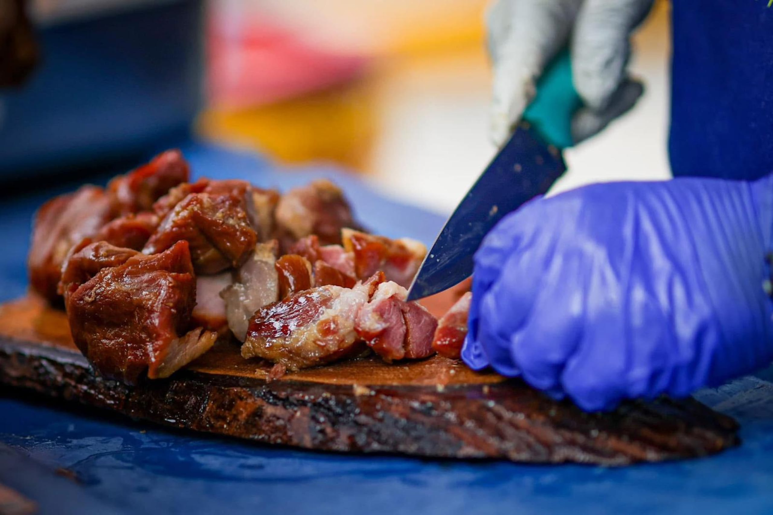 Durante la jornada, los asistentes podrán presenciar a diversos chefs en el proceso de ahumar carnes en vivo, adquirir carne ahumada cruda para llevar y disfrutar de platos con recetas variadas para confeccionar en su hogar.