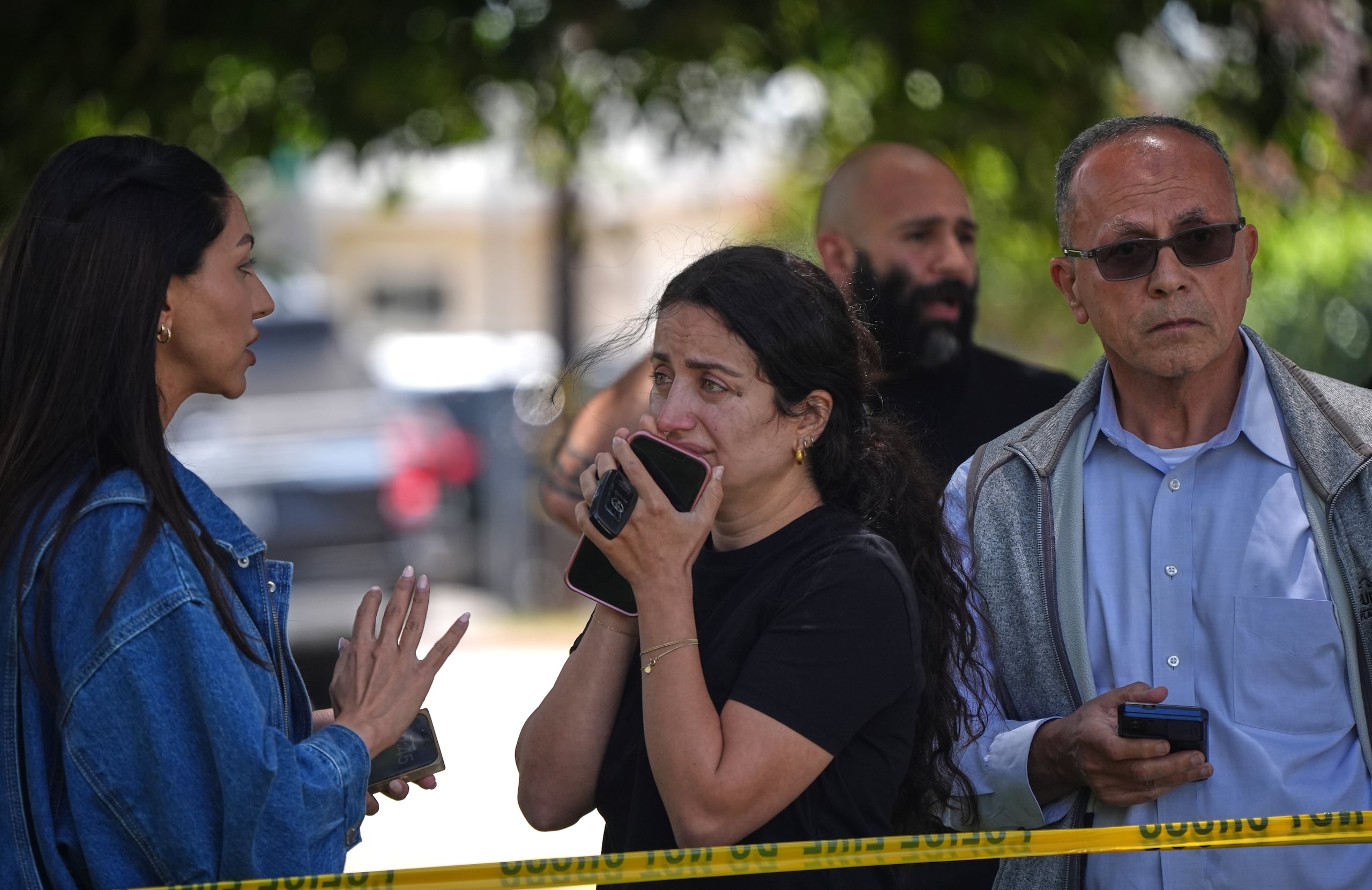 Personas conmocionadas después de un tiroteo frente al Centro Islámico de San Diego, el lunes 18 de mayo de 2026, en San Diego. (Foto AP/Gregory Bull)