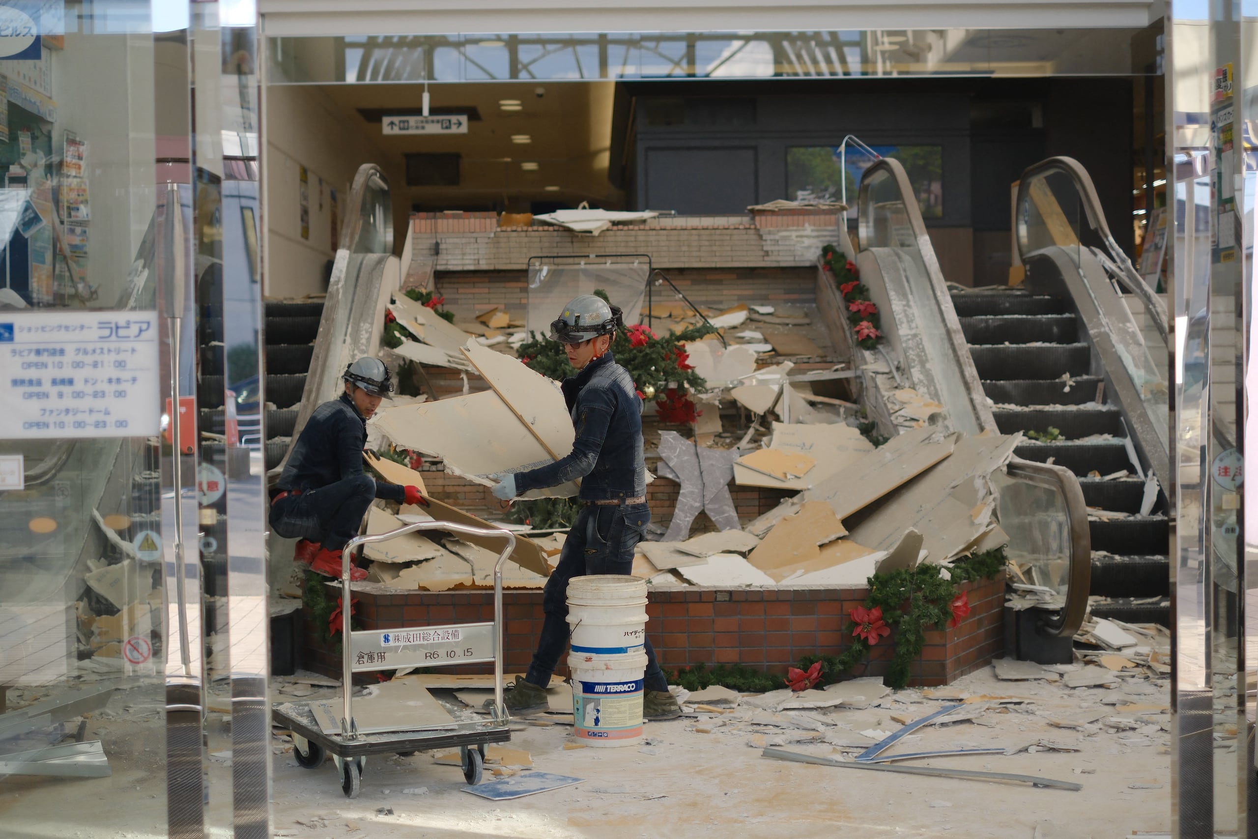 Trabajadores retiran escombros en el centro comercial Hachinohe Shopping Center Lapia después de que un terremoto de magnitud 7.5 sacudiera la costa noreste de la prefectura de Aomori a las 11:15 p. m. del 8 de diciembre.
