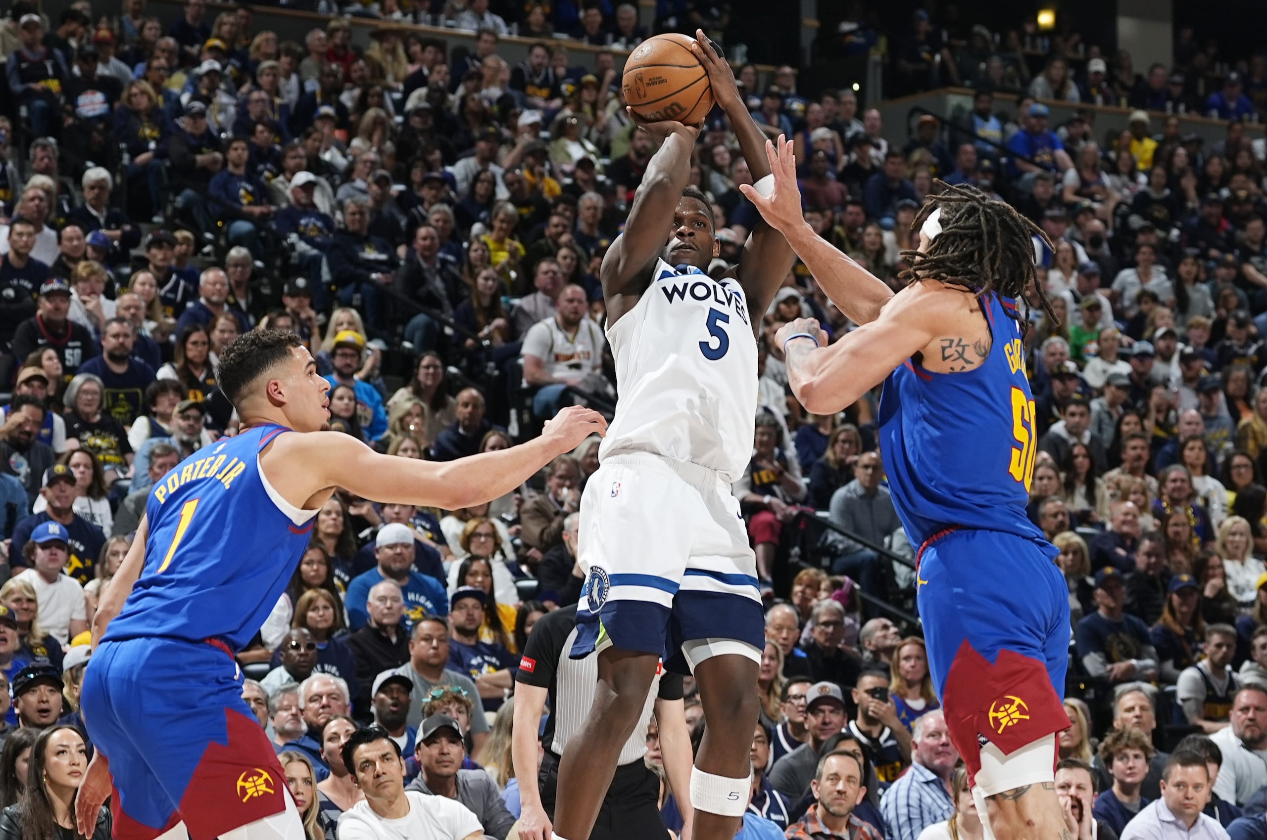 Anthony Edwards lanza al canasto contra la defensa de los Nuggets en el primer partido de la serie de segunda ronda de playoffs de la NBA.