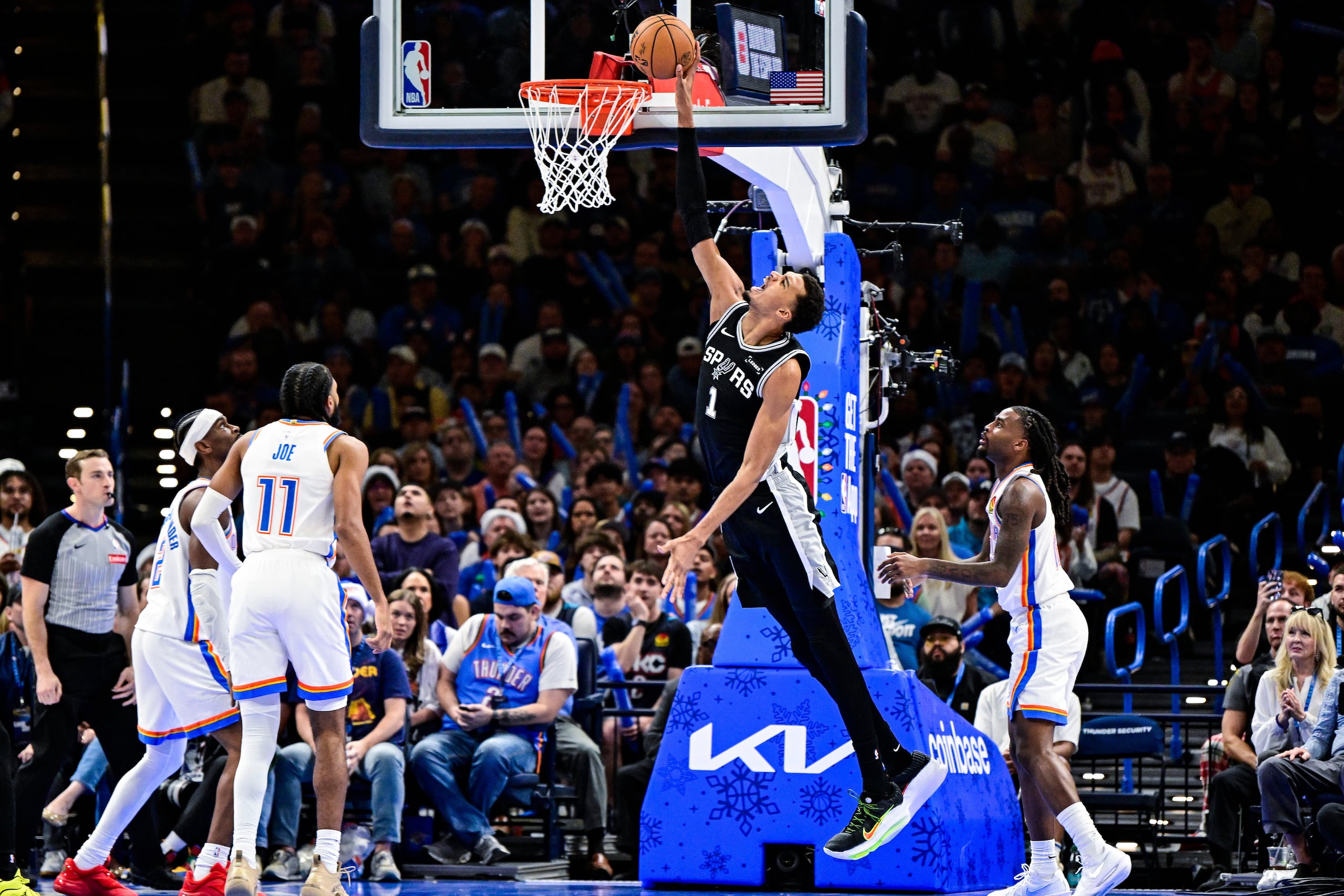 El centro de los Spurs de San Antonio, Victor Wembanyamam lanza el balón en un juego contra el Thunder de Oklahoma City.