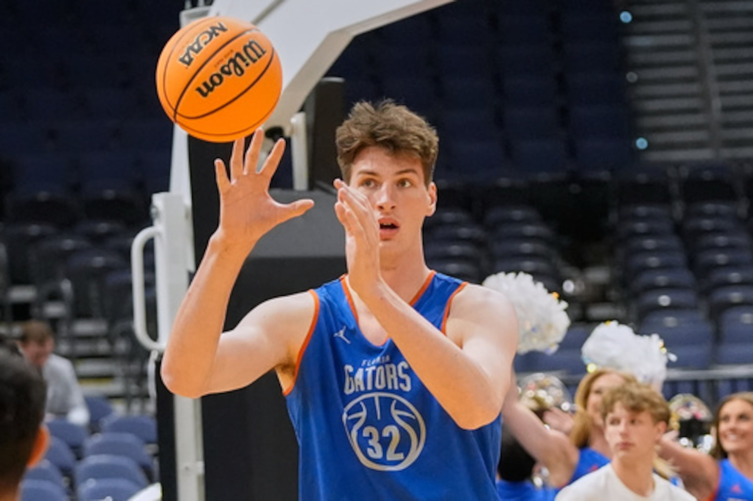 El pívot de Florida Olivier Rioux (32) recoge un pase durante un entrenamiento del torneo de baloncesto universitario de la NCAA, el jueves 19 de marzo de 2026, en Tampa, Florida (AP Photo/John Raoux).