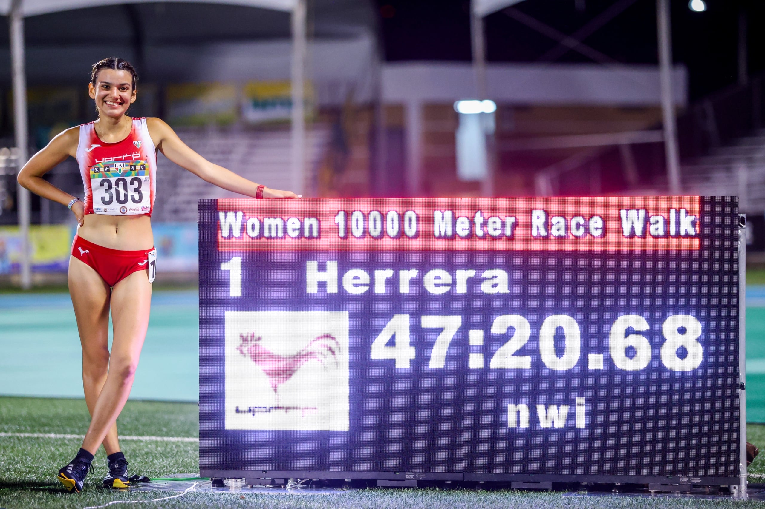 Sharon Herrera posa junto a la nueva marca de los 10,000 metros marcha que estableció el viernes en las Justas de la LAI.