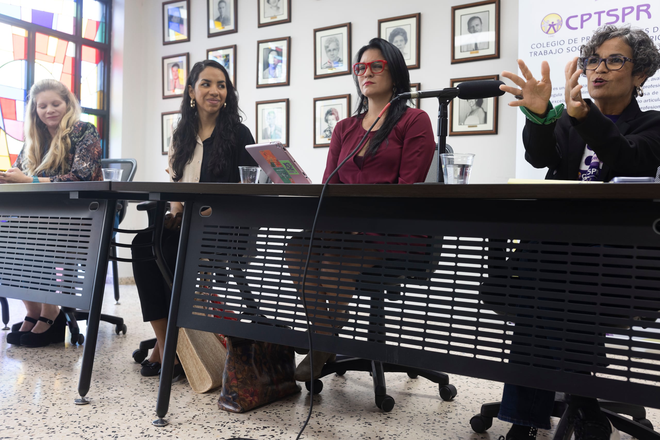 De izquierda a derecha, Alejandra Maldonado, abogada y sobreviviente a la violencia de genero, Yomaira Torres, Tania Rosario y Mabel T. Lopez Ortiz.
