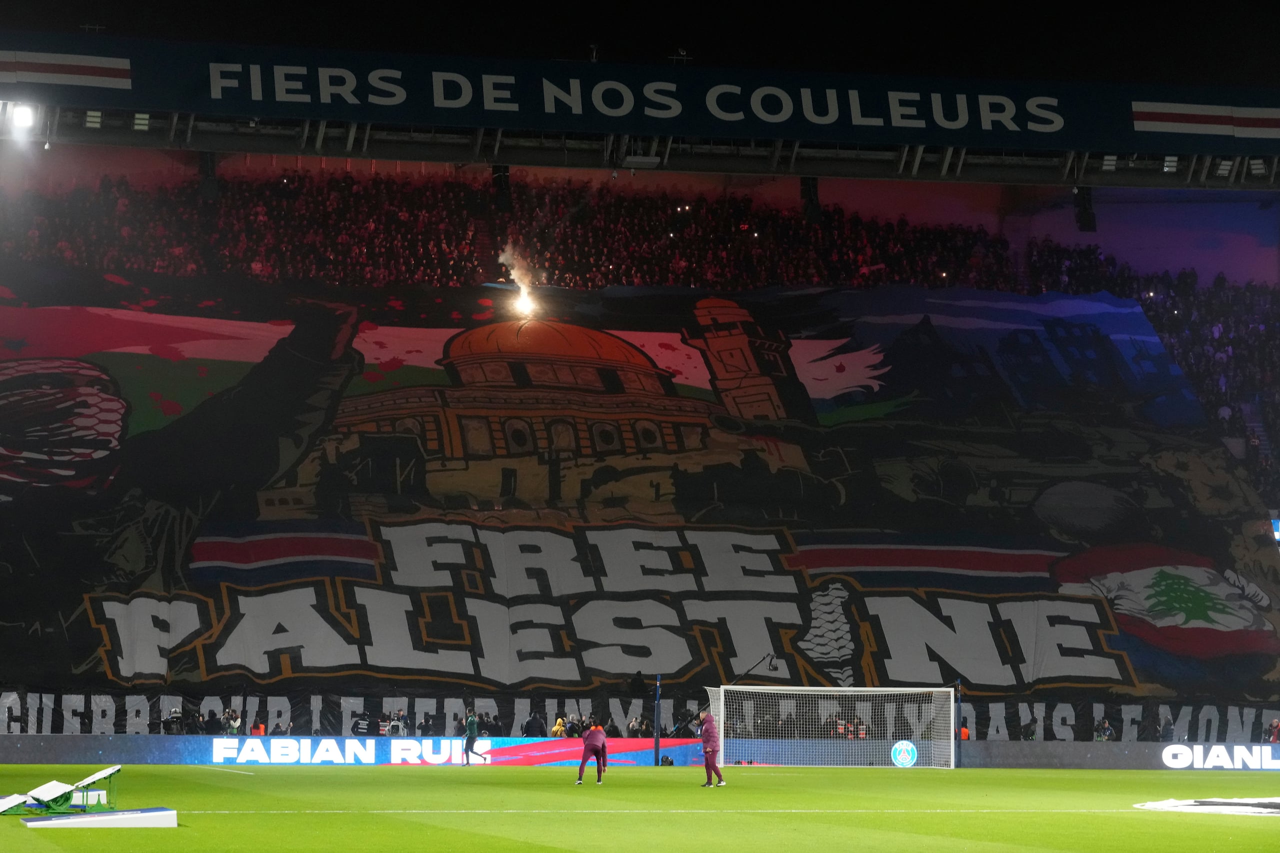 Una pancarta gigante con la frase "Free Palestine" ("Palestina libre") fue desplegada antes de un partido de la fase de grupos de la Liga de Campeones entre el Paris Saint Germain y el Atlético de Madrid, en el estadio Parc des Princes, en París, el 6 de noviembre de 2024. (AP Foto/Michel Euler, archivo)