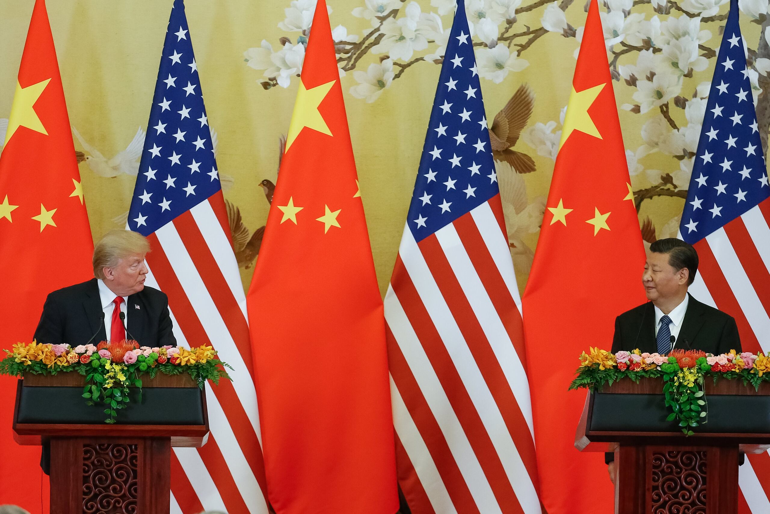Fotografía de archivo fechada el 09 de noviembre de 2017 del presidente de los Estados Unidos, Donald Trump (i), y su homólogo chino, Xi Jingping (d), ofreciendo una rueda de prensa en el Gran Palacio del Pueblo en Pekín (China). (EFE/ Roman Pilipey)