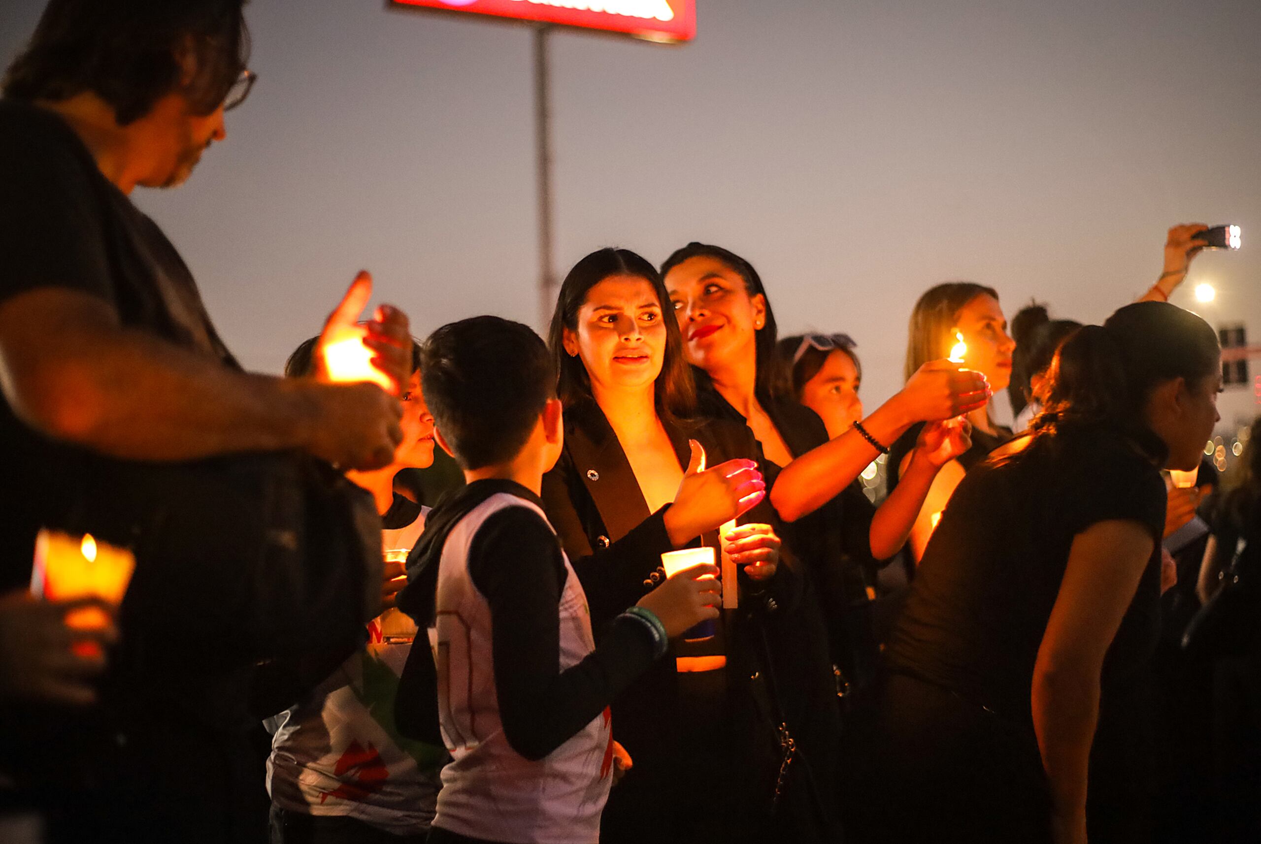 Personas realizan una vigilia con veladoras por la inseguridad, el 17 de julio de 2024, en la ciudad de Tijuana, en Baja California (México). EFE/Joebeth Terríquez