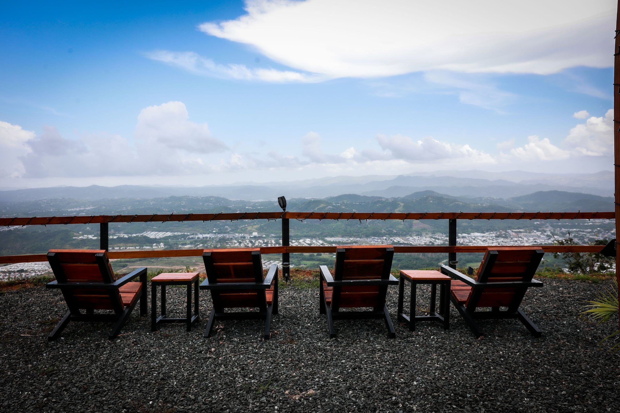 El lugar es ideal para sentarse en una de sus tantas butacas, relajarse y disfrutar de los paisajes.