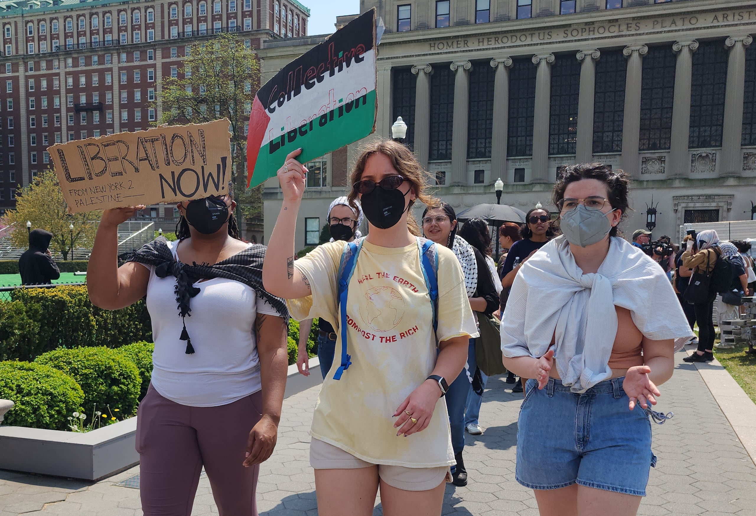 Una estudiante sostiene un cartel con la bandera de Palestina al interior de la Universidad de Columbia, el 29 de abril de 2024, en Nueva York (Estados Unidos). EFE/ Ruth E. Hernández Beltrán